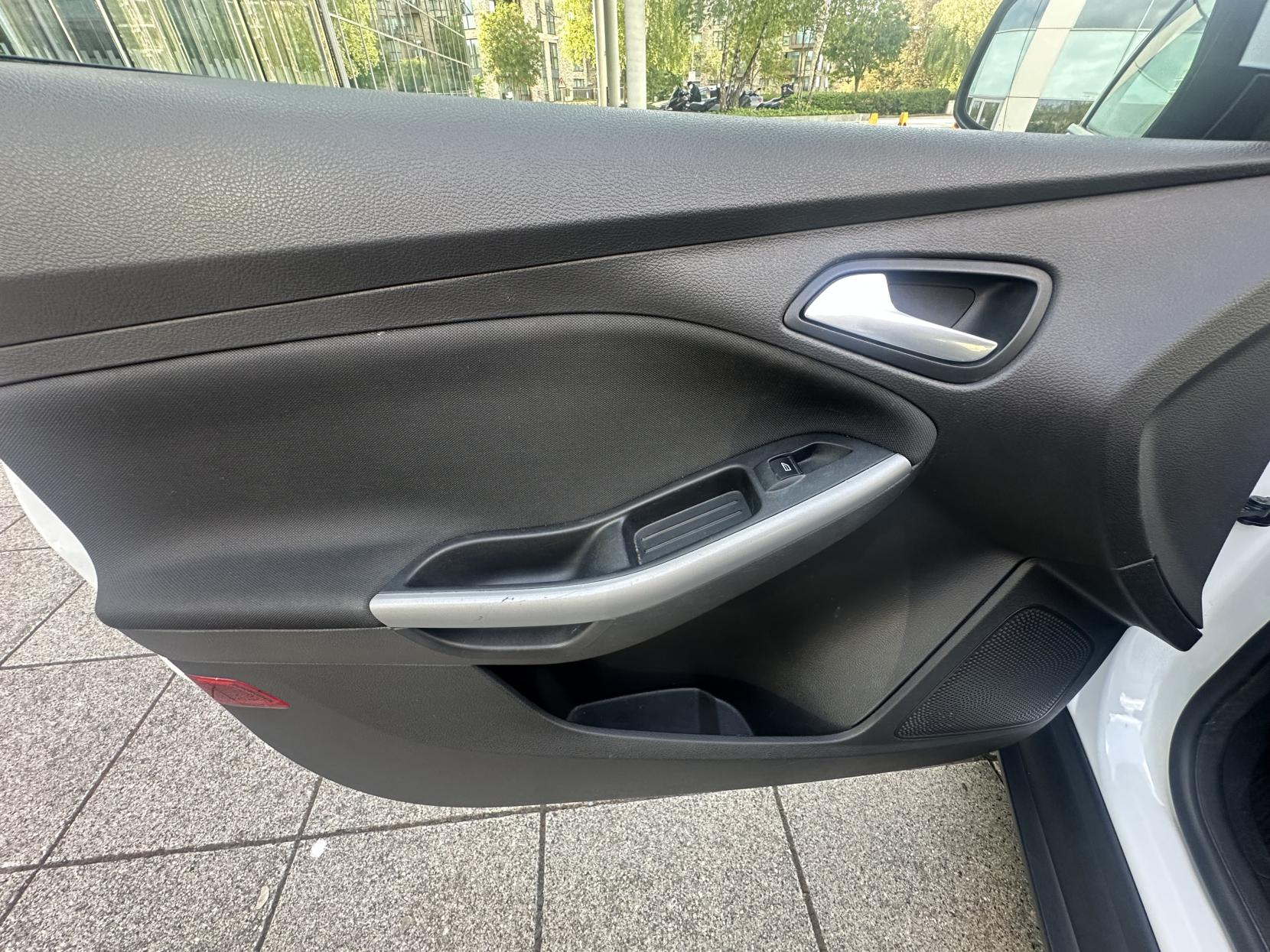 Ford Focus 1.0T EcoBoost Zetec Hatchback 5dr Petrol Manual Euro 6 (s/s) (125 ps)
