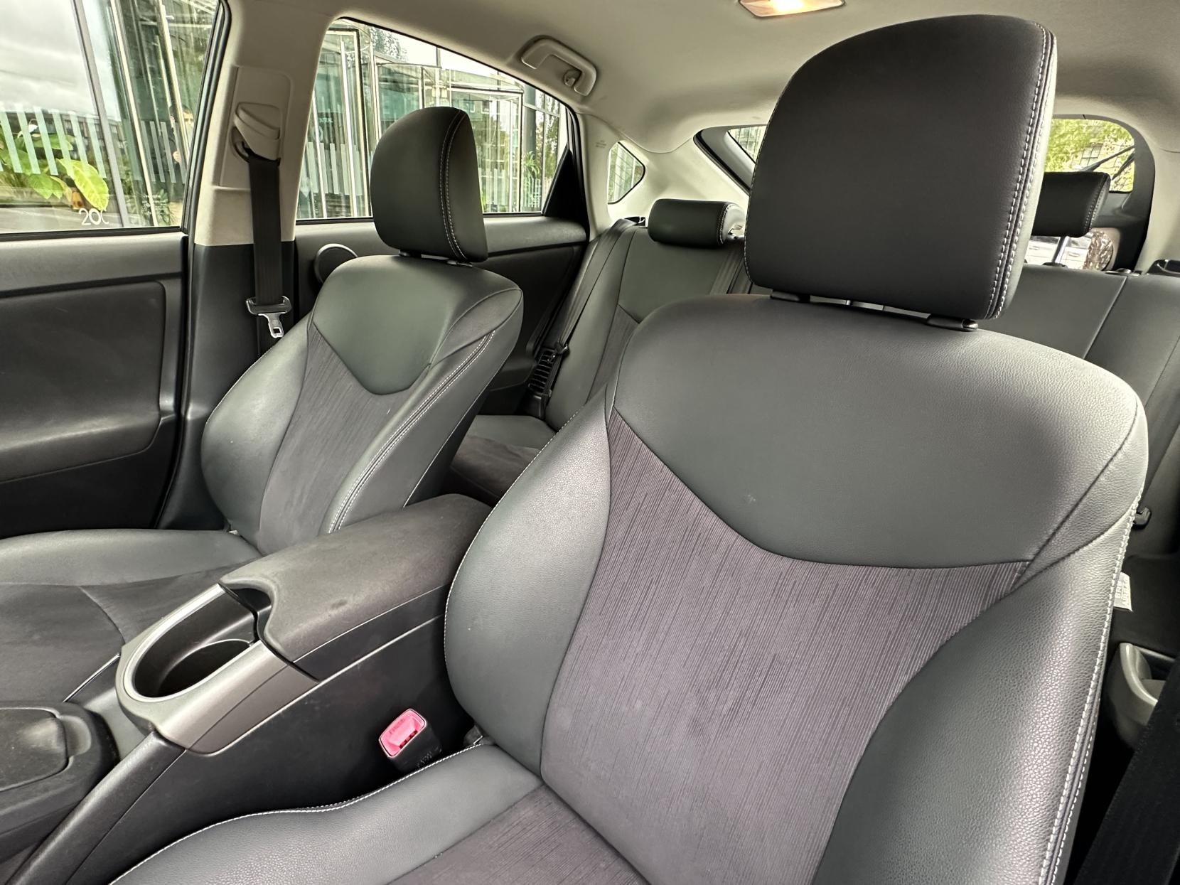 Toyota Prius 1.8 VVT-h T Spirit Hatchback 5dr Petrol Hybrid CVT Euro 5 (s/s) (136 ps)