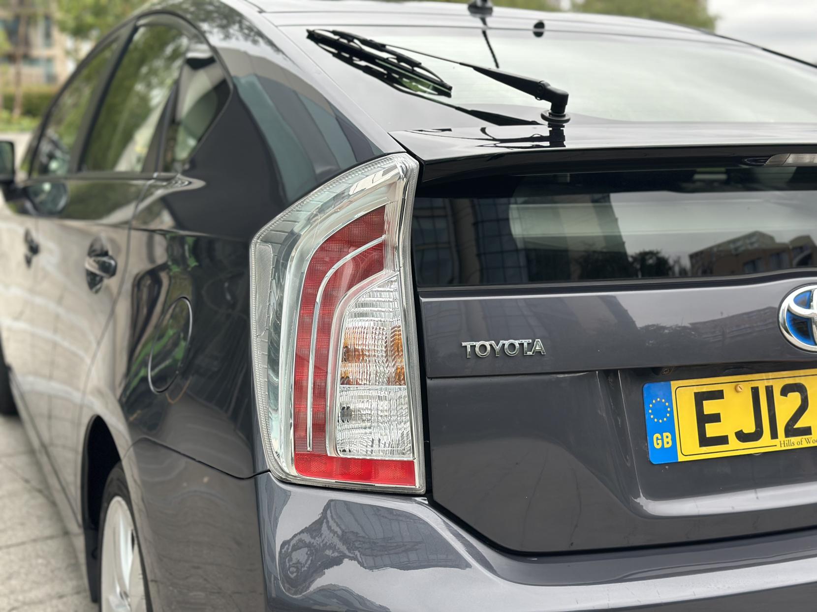 Toyota Prius 1.8 VVT-h T Spirit Hatchback 5dr Petrol Hybrid CVT Euro 5 (s/s) (136 ps)