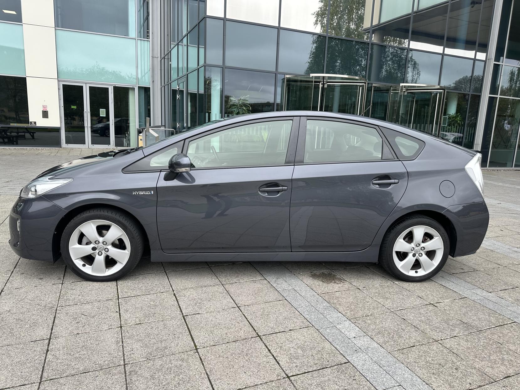Toyota Prius 1.8 VVT-h T Spirit Hatchback 5dr Petrol Hybrid CVT Euro 5 (s/s) (136 ps)