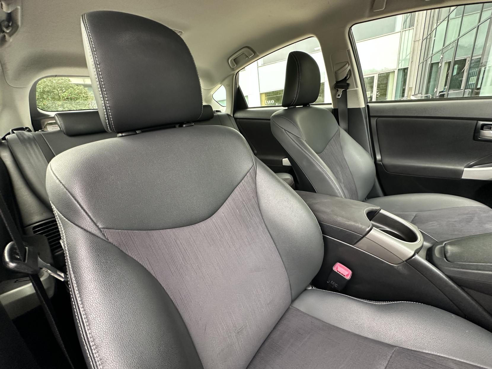 Toyota Prius 1.8 VVT-h T Spirit Hatchback 5dr Petrol Hybrid CVT Euro 5 (s/s) (136 ps)