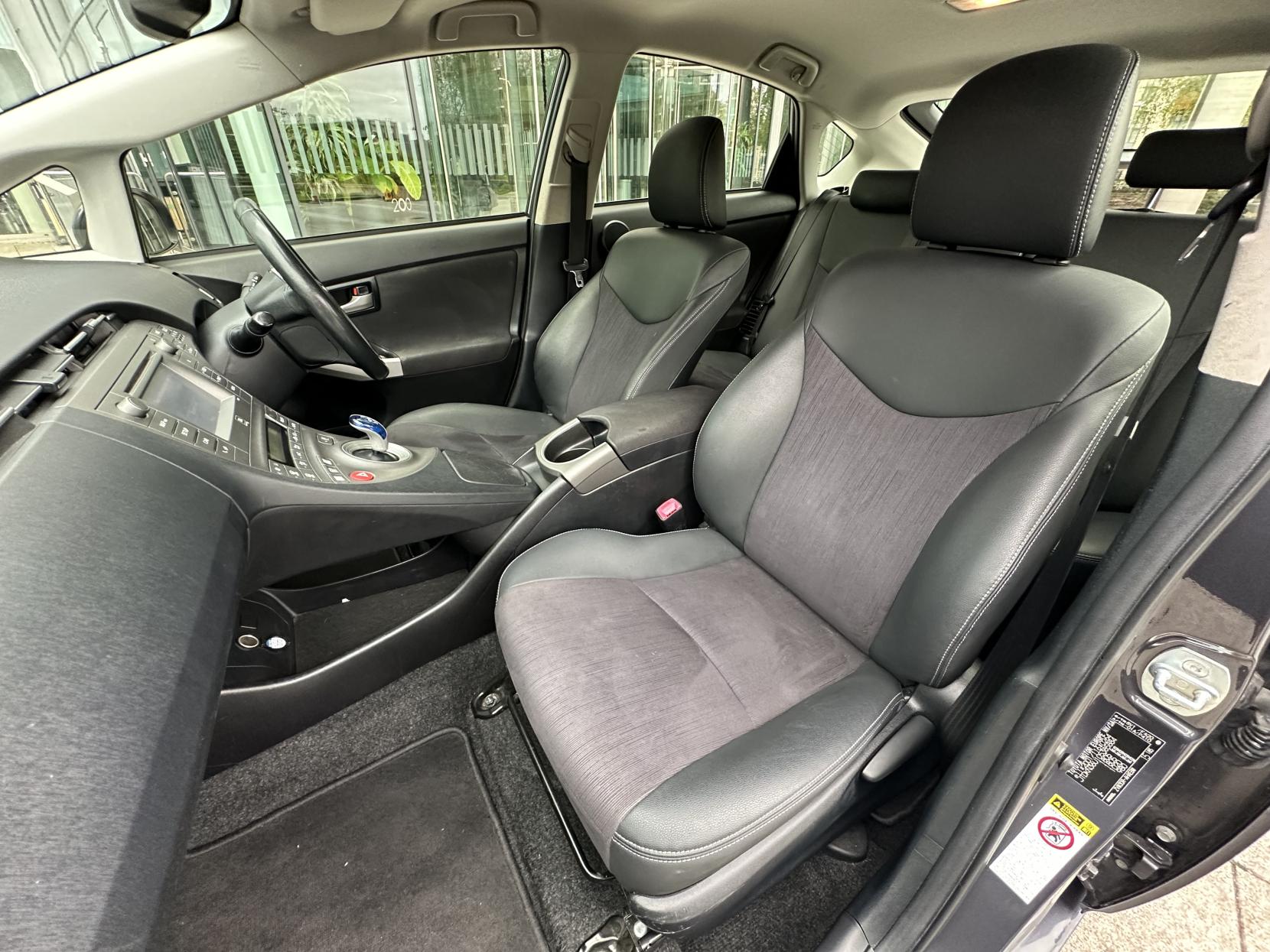 Toyota Prius 1.8 VVT-h T Spirit Hatchback 5dr Petrol Hybrid CVT Euro 5 (s/s) (136 ps)