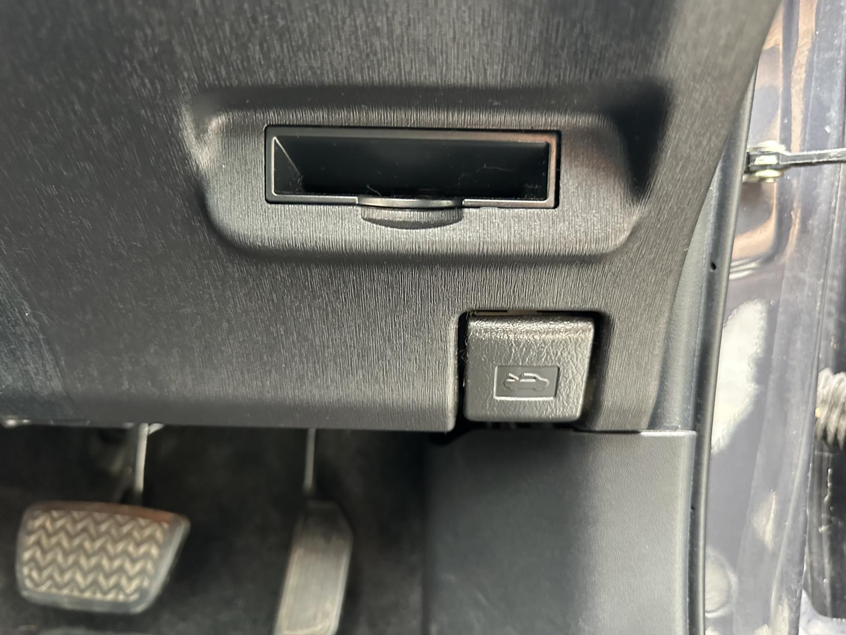 Toyota Prius 1.8 VVT-h T Spirit Hatchback 5dr Petrol Hybrid CVT Euro 5 (s/s) (136 ps)
