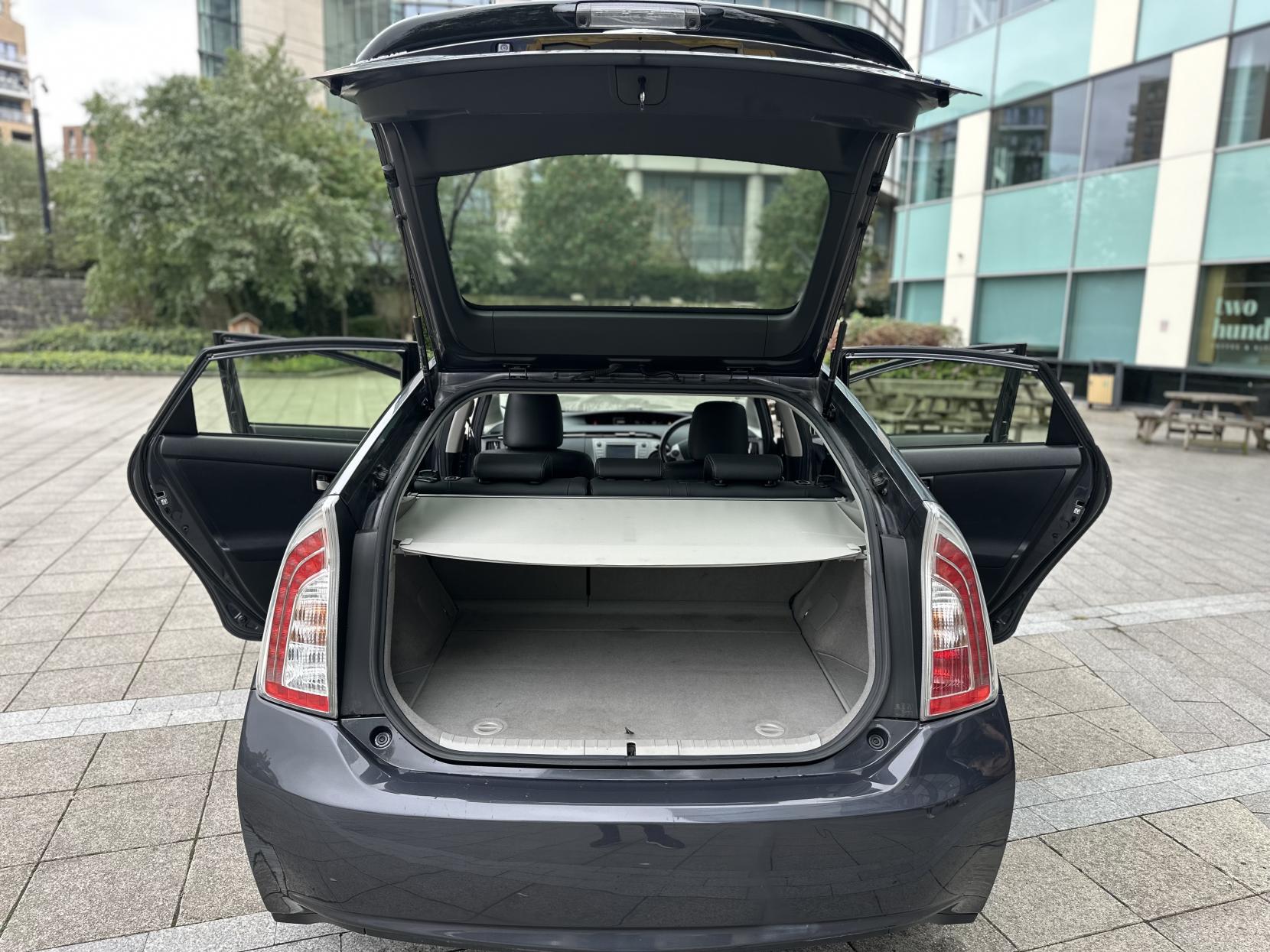 Toyota Prius 1.8 VVT-h T Spirit Hatchback 5dr Petrol Hybrid CVT Euro 5 (s/s) (136 ps)