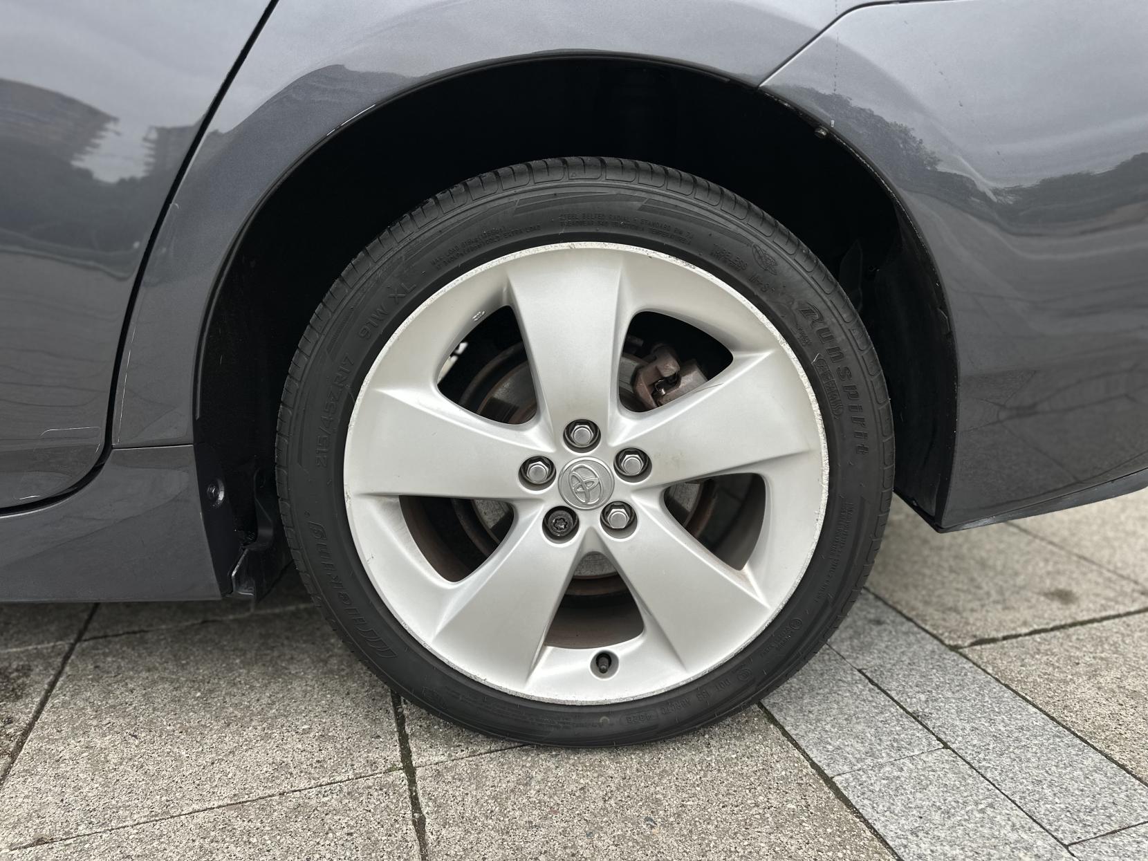 Toyota Prius 1.8 VVT-h T Spirit Hatchback 5dr Petrol Hybrid CVT Euro 5 (s/s) (136 ps)