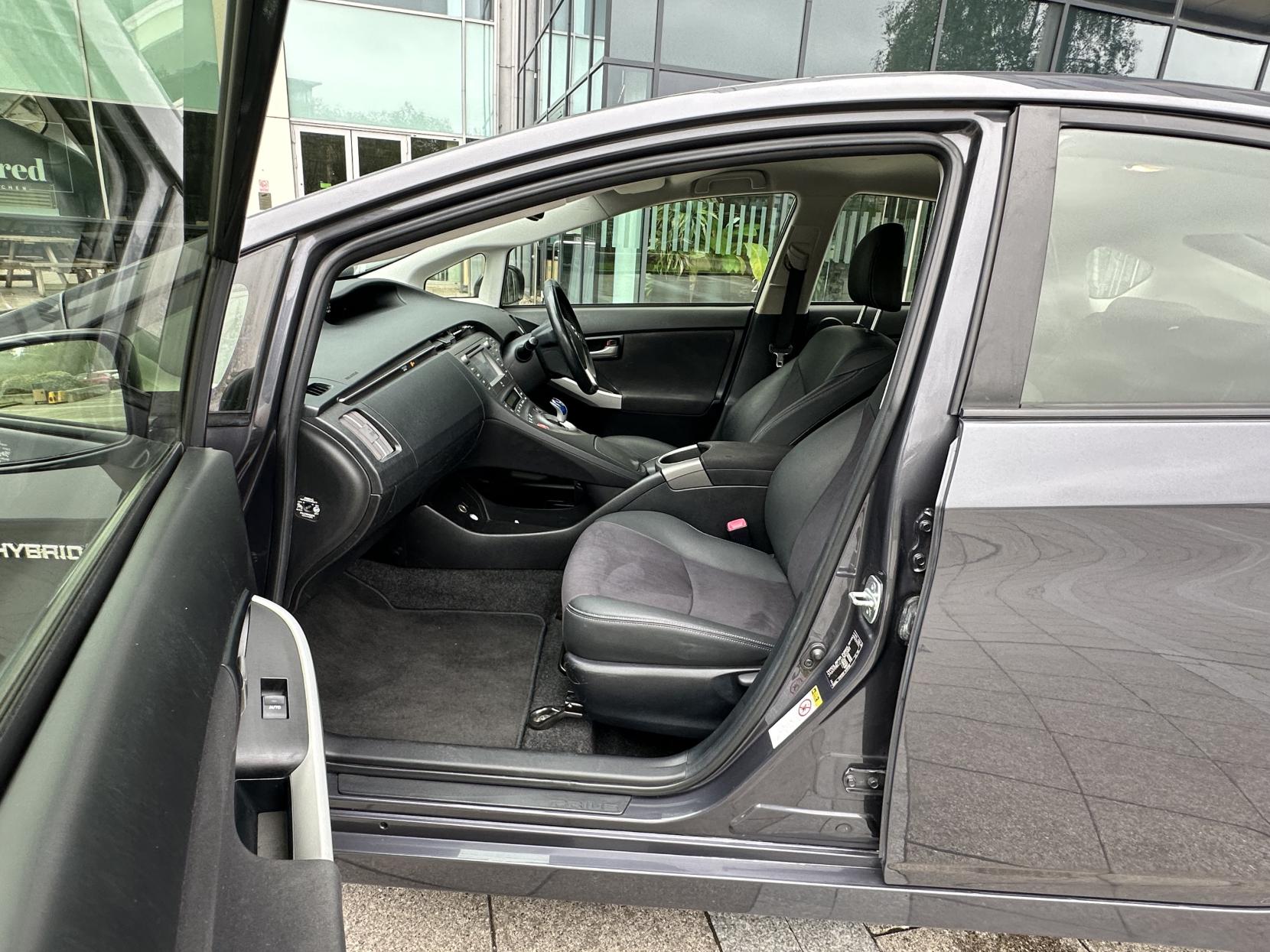 Toyota Prius 1.8 VVT-h T Spirit Hatchback 5dr Petrol Hybrid CVT Euro 5 (s/s) (136 ps)