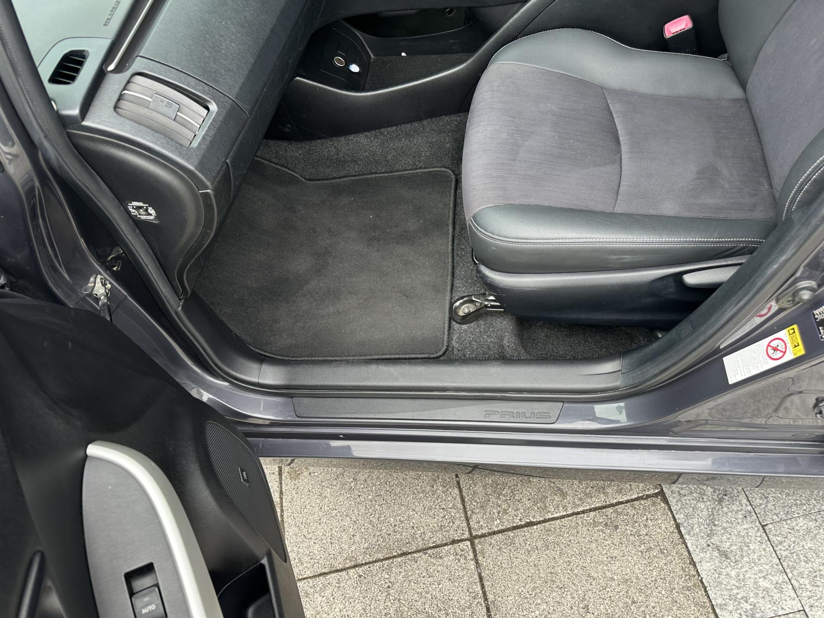 Toyota Prius 1.8 VVT-h T Spirit Hatchback 5dr Petrol Hybrid CVT Euro 5 (s/s) (136 ps)