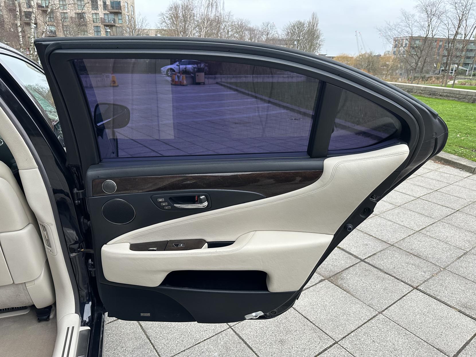 Lexus LS 5.0 600h V8 L RSR Saloon 4dr Petrol Hybrid CVT 4WD Euro 5 (s/s) (445 ps)