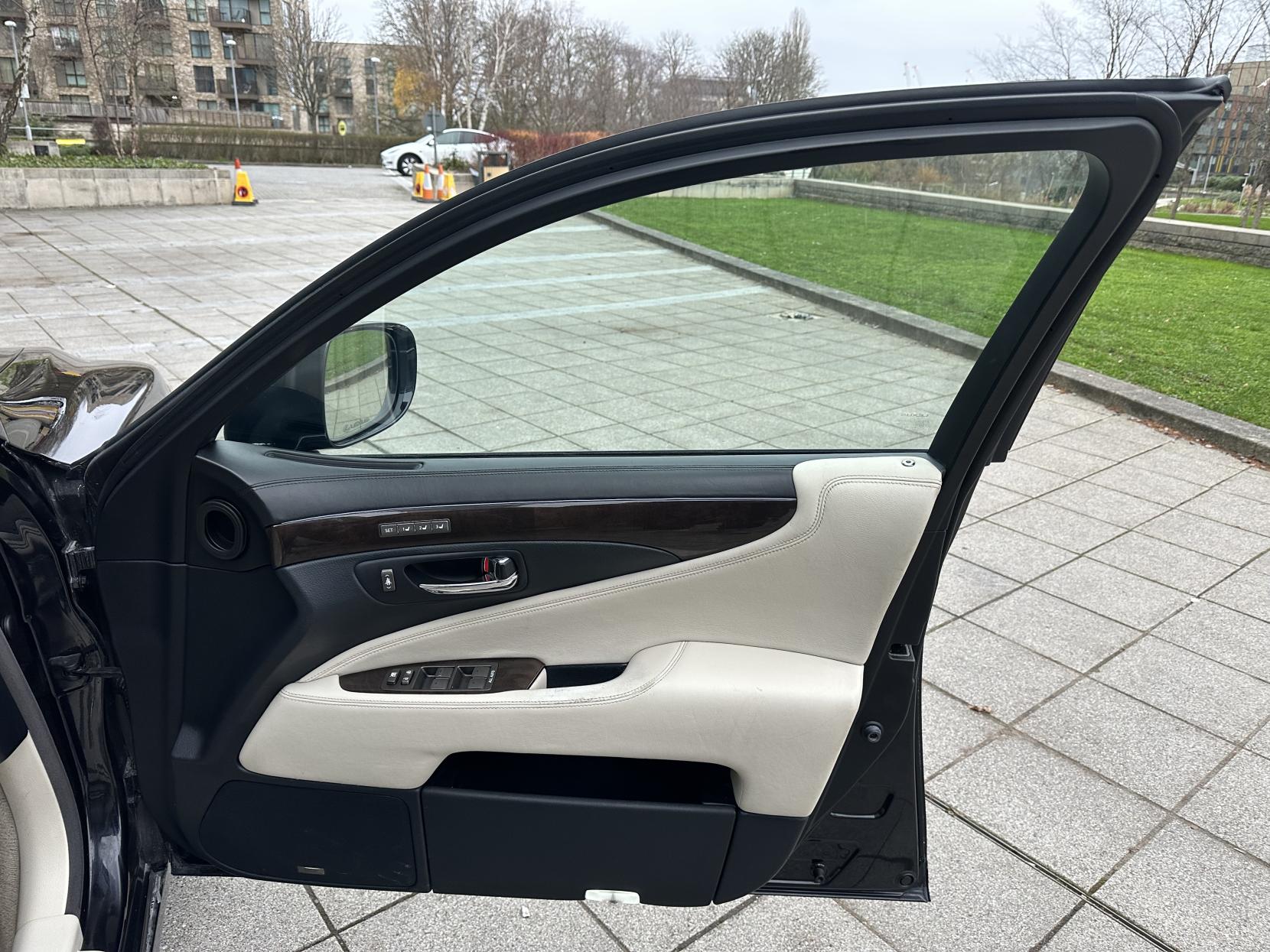 Lexus LS 5.0 600h V8 L RSR Saloon 4dr Petrol Hybrid CVT 4WD Euro 5 (s/s) (445 ps)