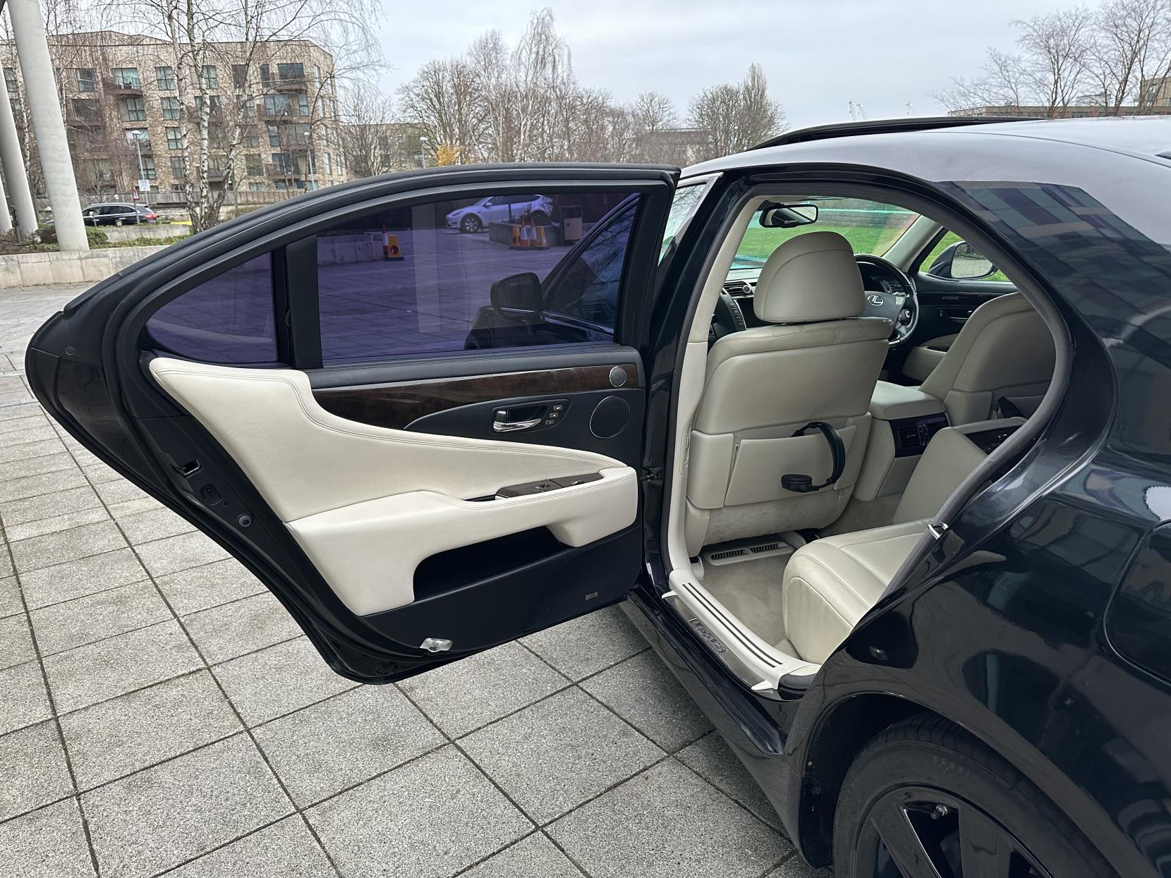 Lexus LS 5.0 600h V8 L RSR Saloon 4dr Petrol Hybrid CVT 4WD Euro 5 (s/s) (445 ps)