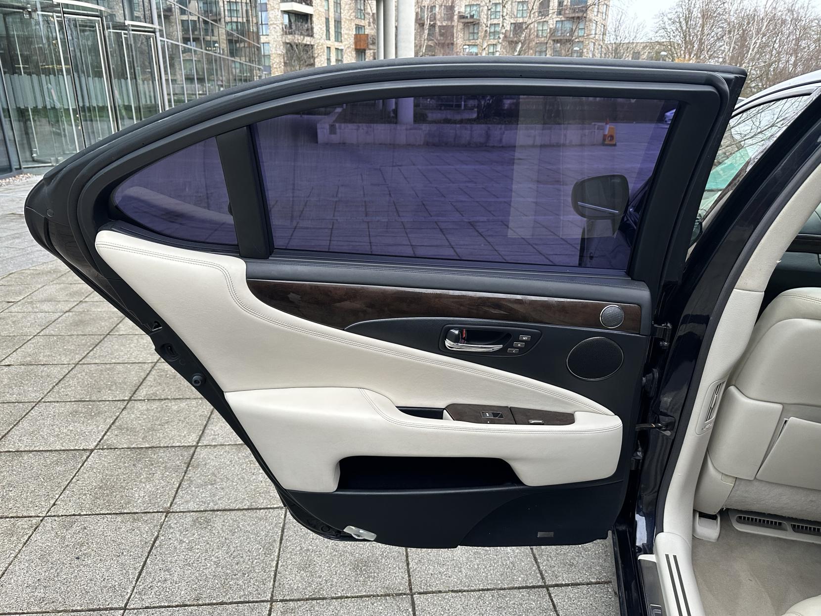 Lexus LS 5.0 600h V8 L RSR Saloon 4dr Petrol Hybrid CVT 4WD Euro 5 (s/s) (445 ps)