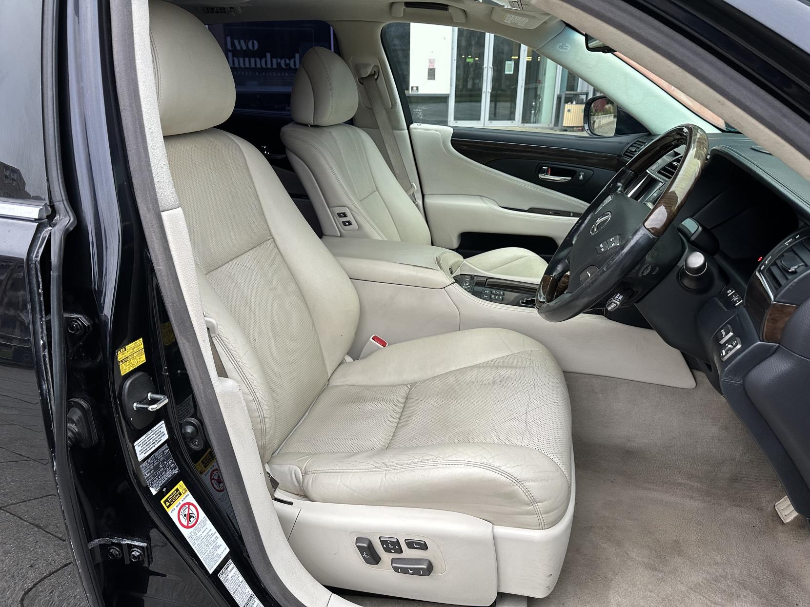 Lexus LS 5.0 600h V8 L RSR Saloon 4dr Petrol Hybrid CVT 4WD Euro 5 (s/s) (445 ps)