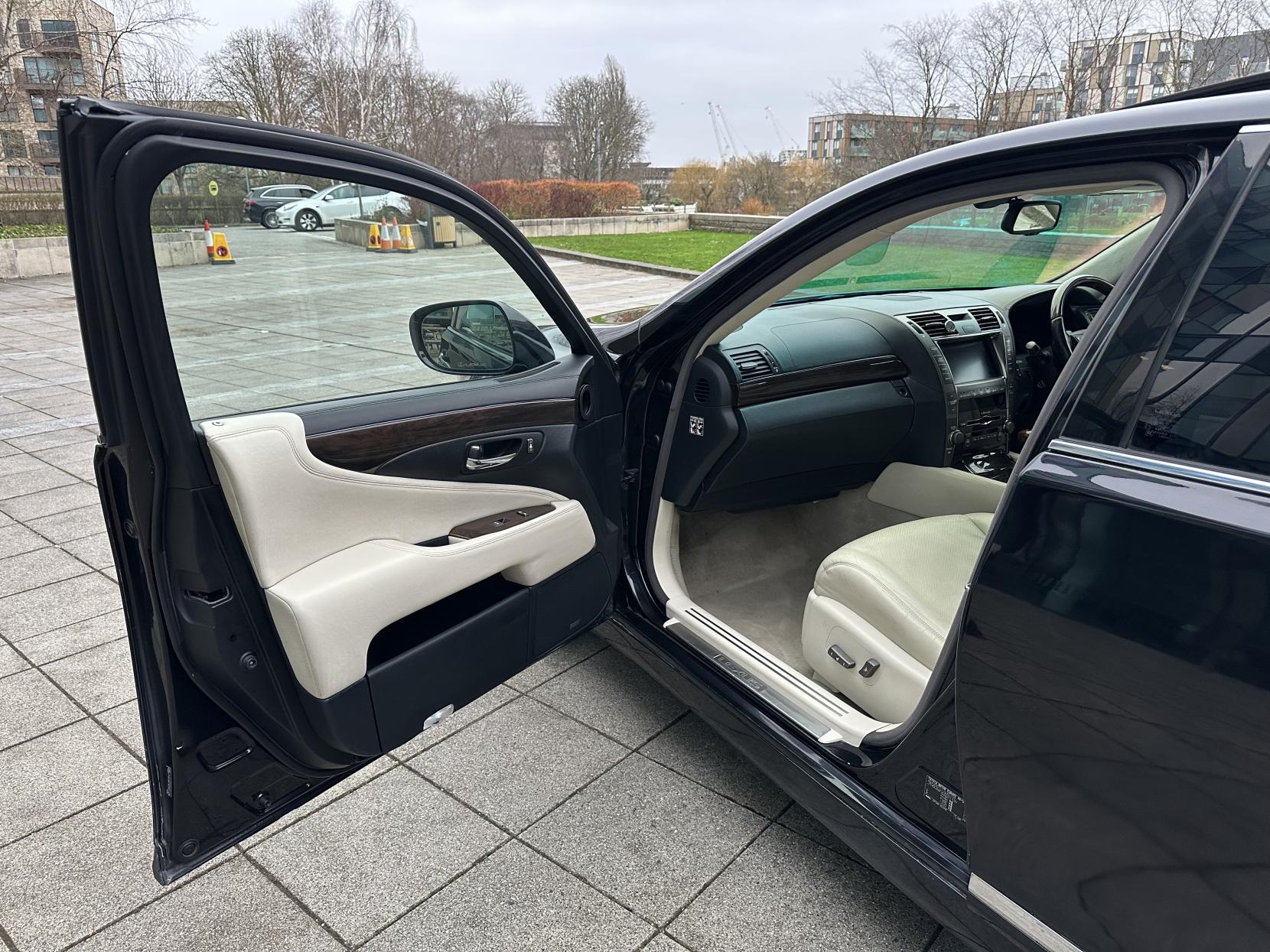 Lexus LS 5.0 600h V8 L RSR Saloon 4dr Petrol Hybrid CVT 4WD Euro 5 (s/s) (445 ps)