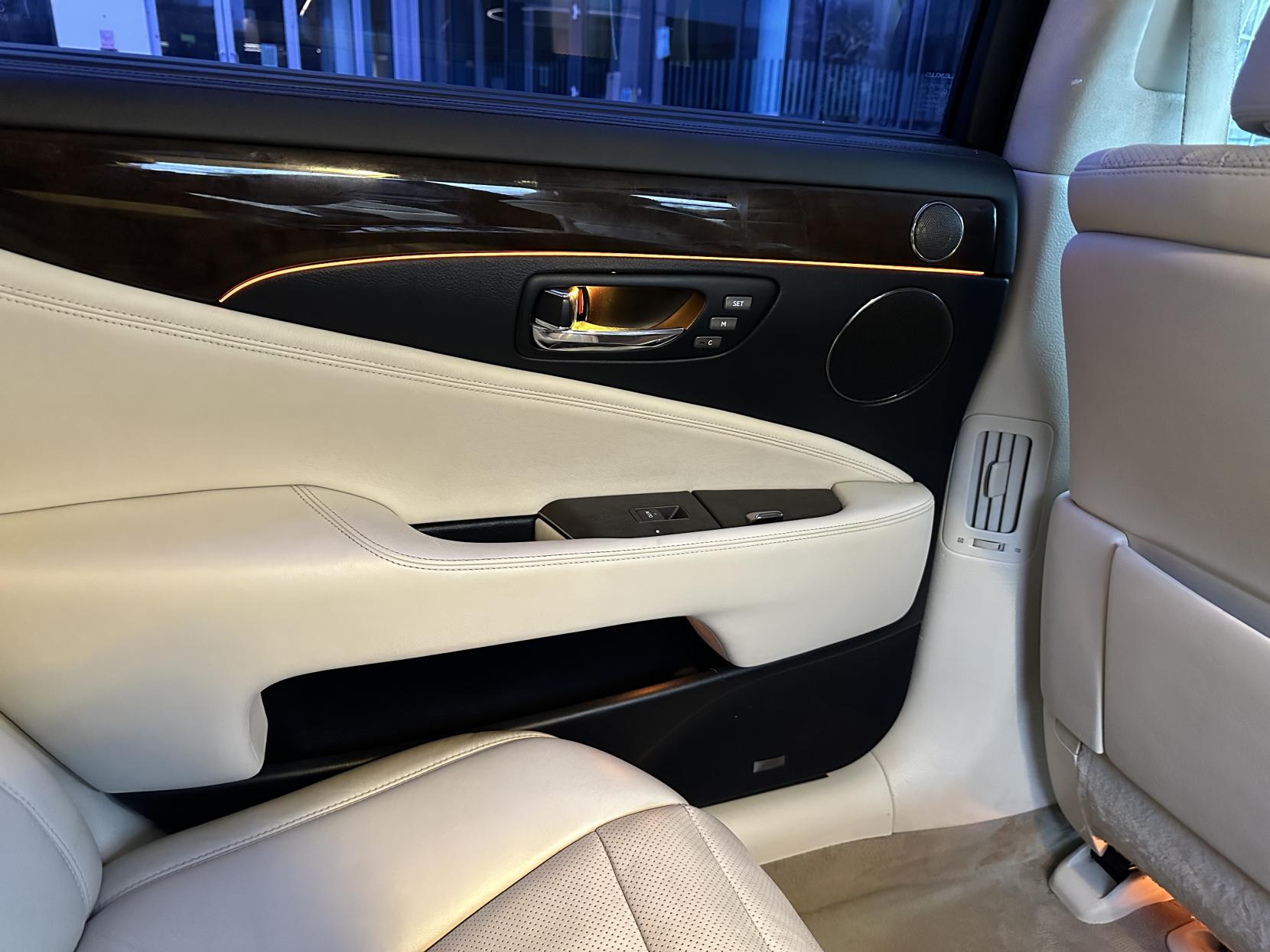 Lexus LS 5.0 600h V8 L RSR Saloon 4dr Petrol Hybrid CVT 4WD Euro 5 (s/s) (445 ps)