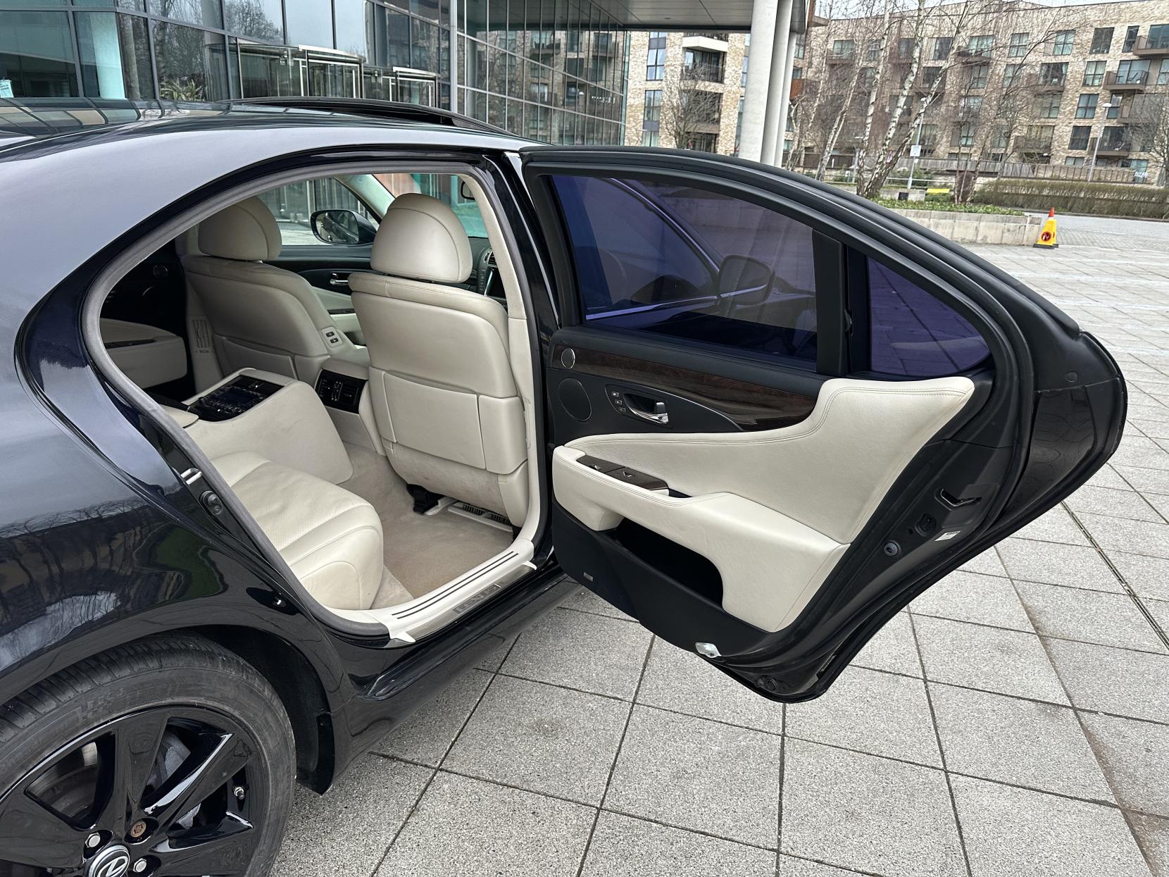 Lexus LS 5.0 600h V8 L RSR Saloon 4dr Petrol Hybrid CVT 4WD Euro 5 (s/s) (445 ps)