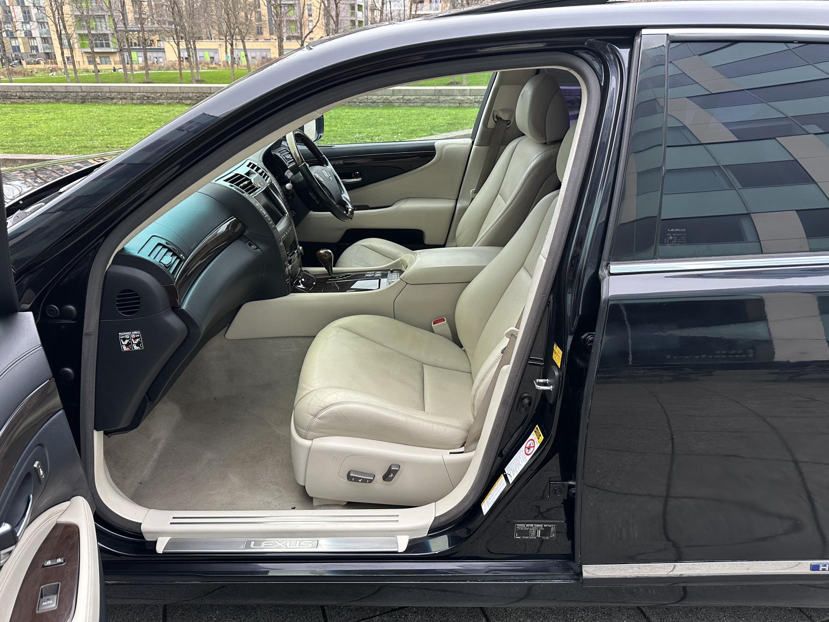 Lexus LS 5.0 600h V8 L RSR Saloon 4dr Petrol Hybrid CVT 4WD Euro 5 (s/s) (445 ps)