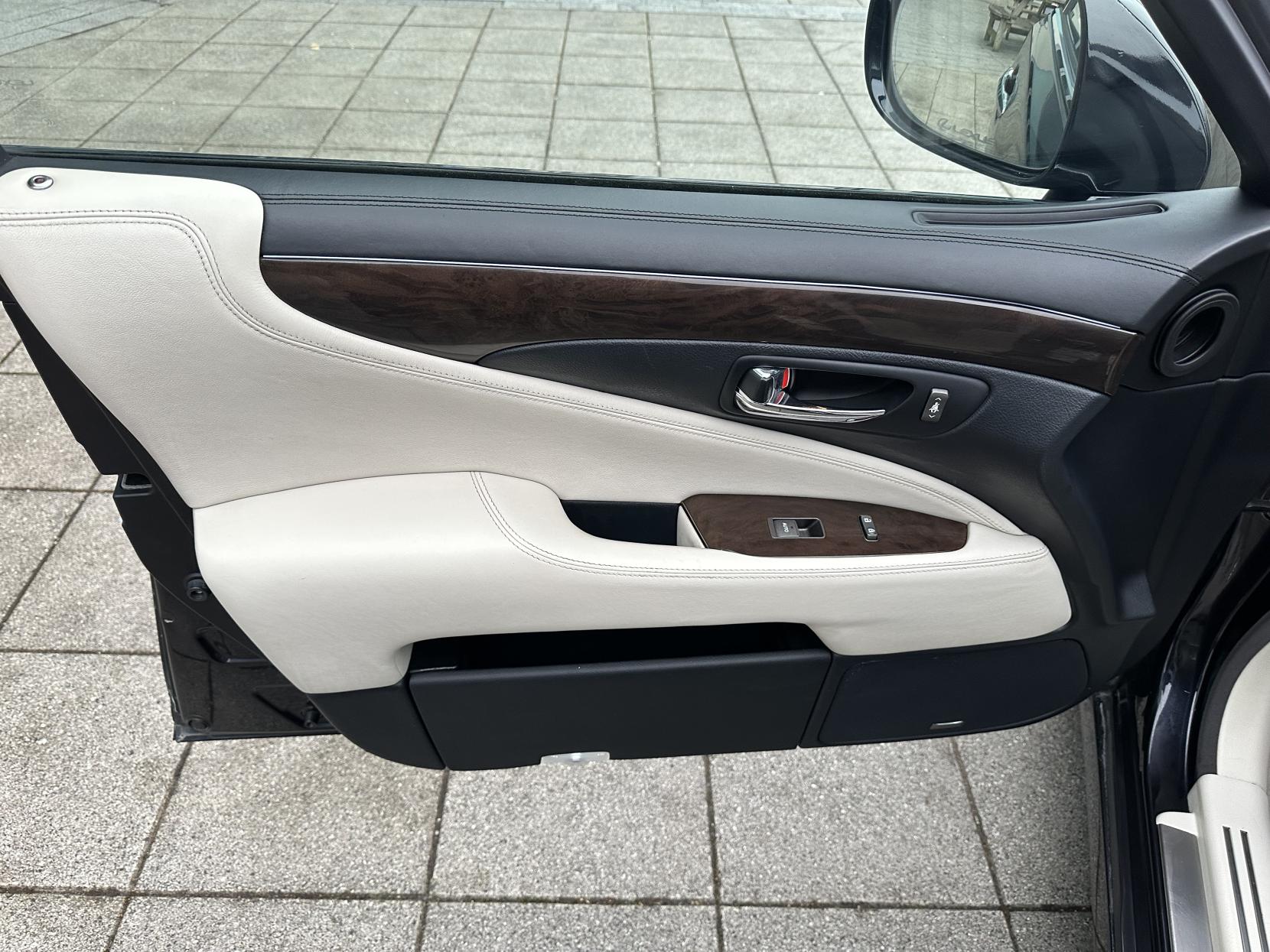 Lexus LS 5.0 600h V8 L RSR Saloon 4dr Petrol Hybrid CVT 4WD Euro 5 (s/s) (445 ps)