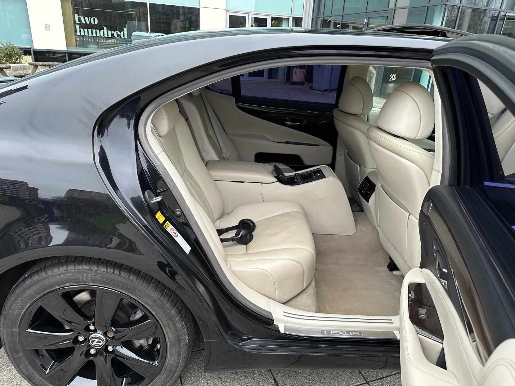 Lexus LS 5.0 600h V8 L RSR Saloon 4dr Petrol Hybrid CVT 4WD Euro 5 (s/s) (445 ps)