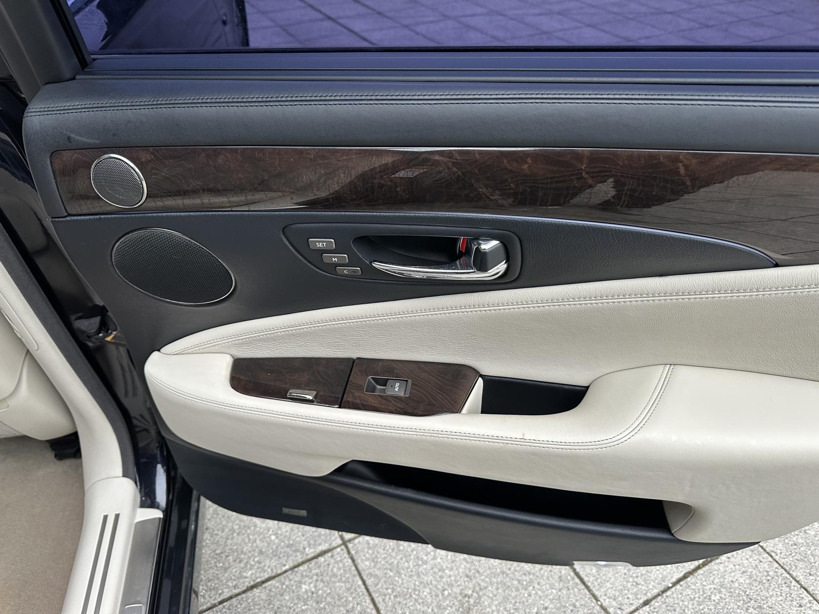 Lexus LS 5.0 600h V8 L RSR Saloon 4dr Petrol Hybrid CVT 4WD Euro 5 (s/s) (445 ps)