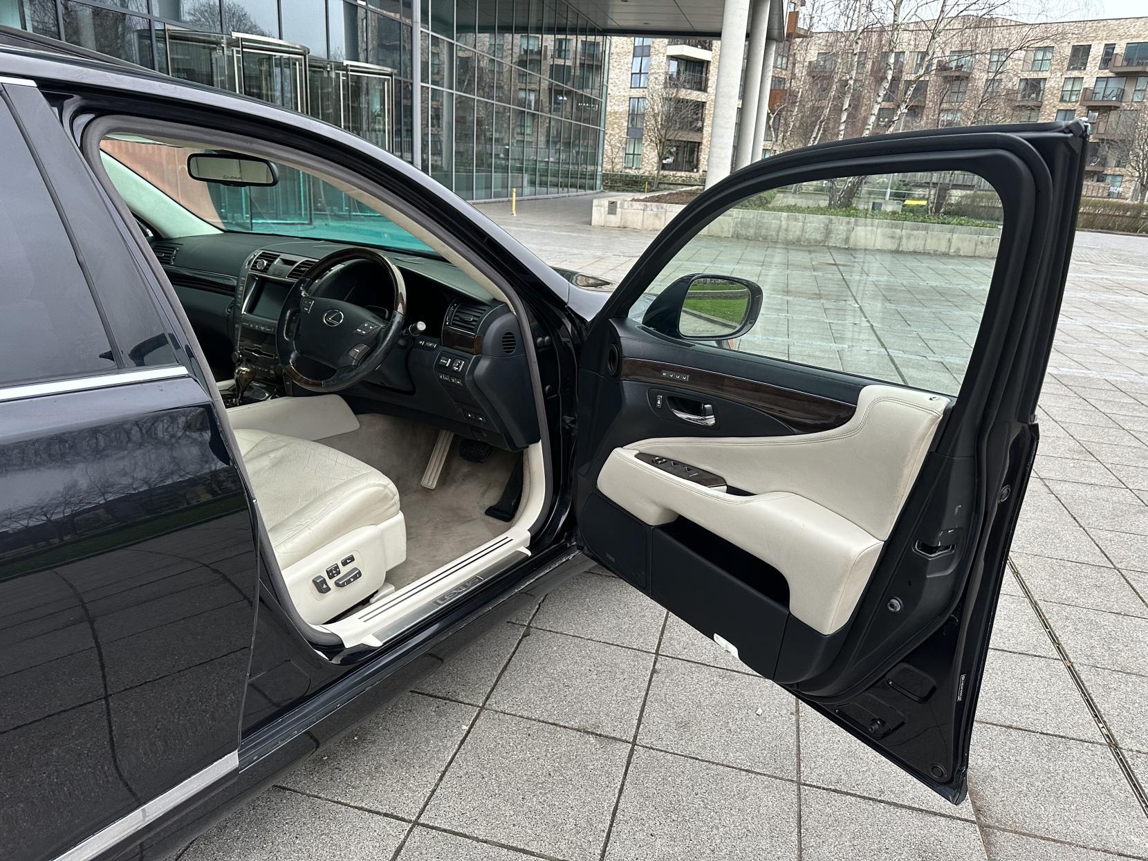 Lexus LS 5.0 600h V8 L RSR Saloon 4dr Petrol Hybrid CVT 4WD Euro 5 (s/s) (445 ps)