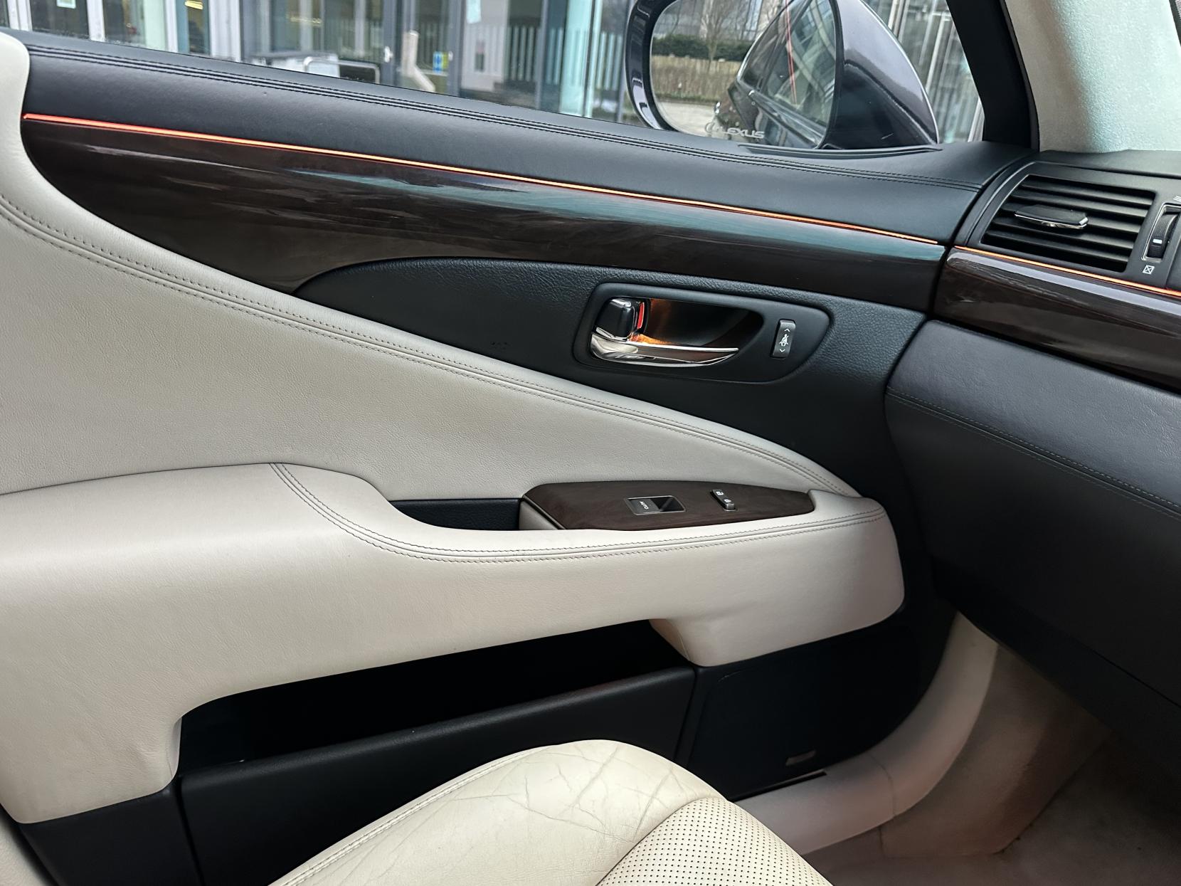 Lexus LS 5.0 600h V8 L RSR Saloon 4dr Petrol Hybrid CVT 4WD Euro 5 (s/s) (445 ps)