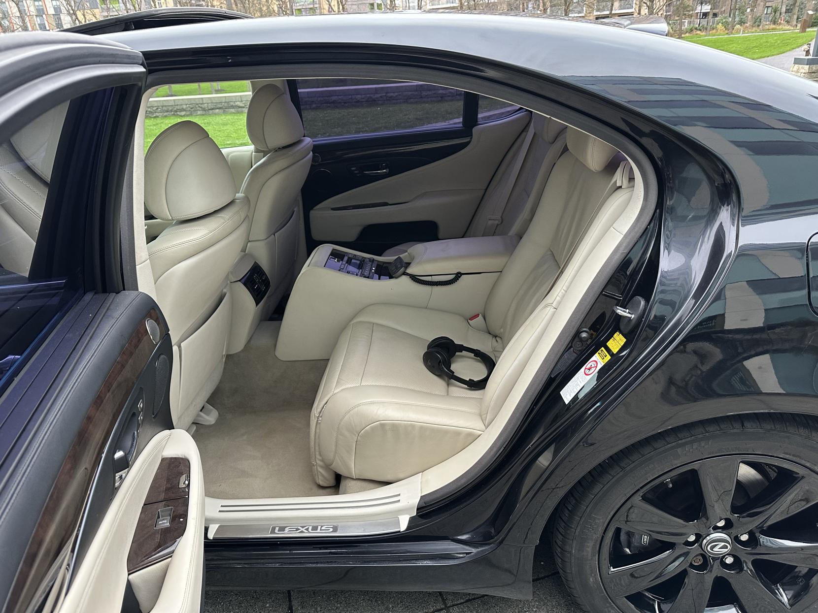 Lexus LS 5.0 600h V8 L RSR Saloon 4dr Petrol Hybrid CVT 4WD Euro 5 (s/s) (445 ps)