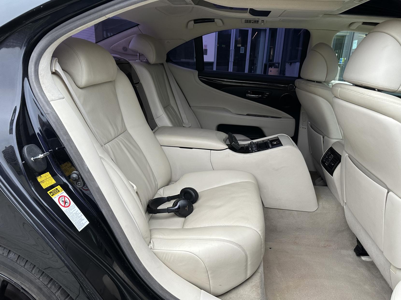 Lexus LS 5.0 600h V8 L RSR Saloon 4dr Petrol Hybrid CVT 4WD Euro 5 (s/s) (445 ps)