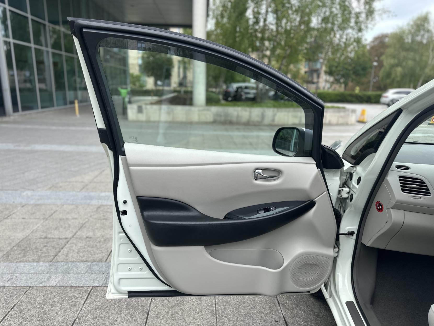 Nissan Leaf 24kWh Hatchback 5dr Electric Auto (107 bhp)