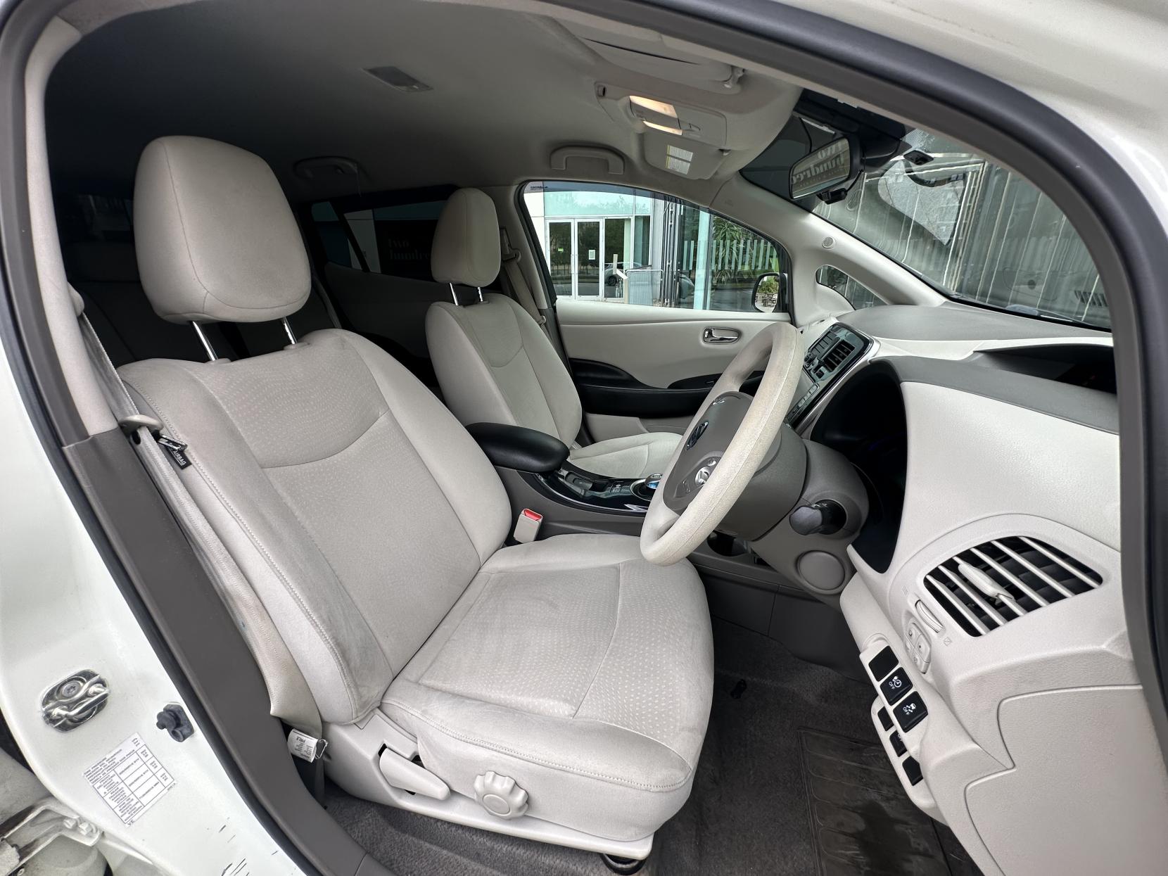 Nissan Leaf 24kWh Hatchback 5dr Electric Auto (107 bhp)