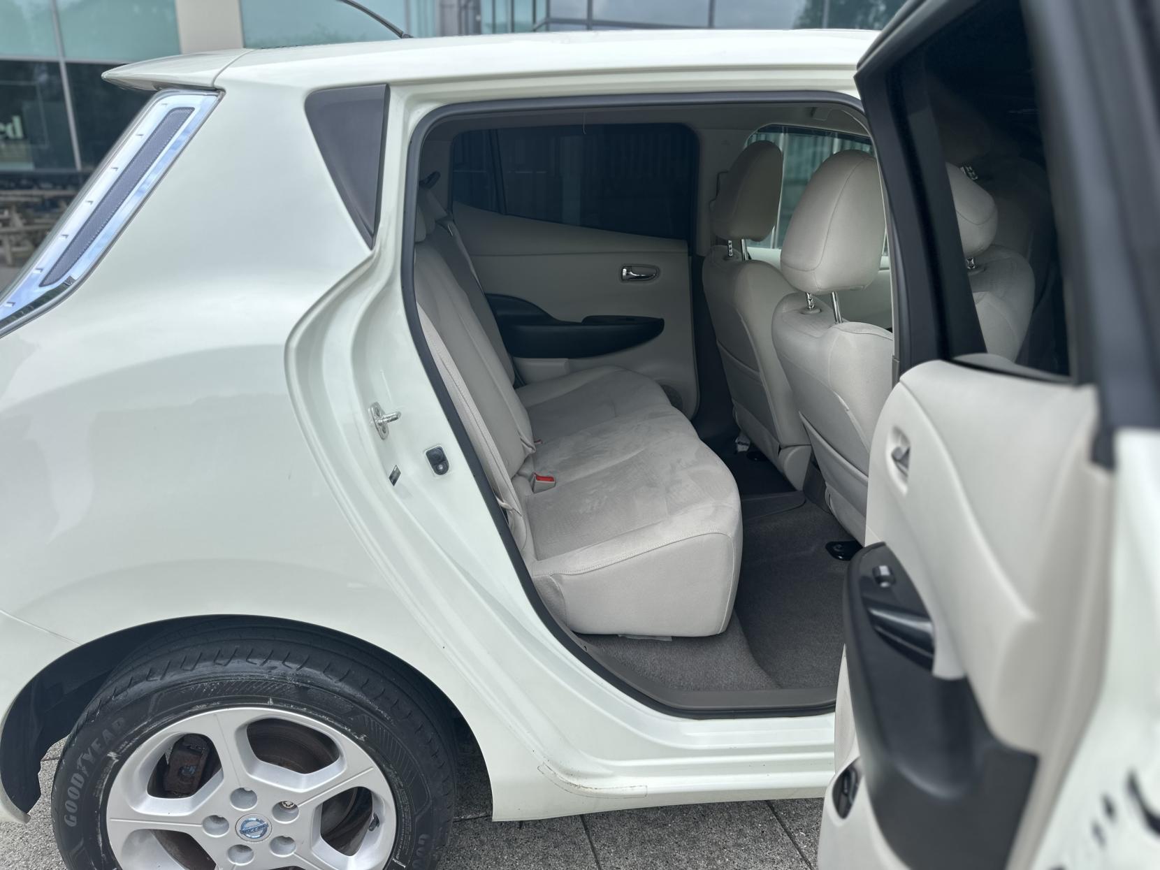 Nissan Leaf 24kWh Hatchback 5dr Electric Auto (107 bhp)