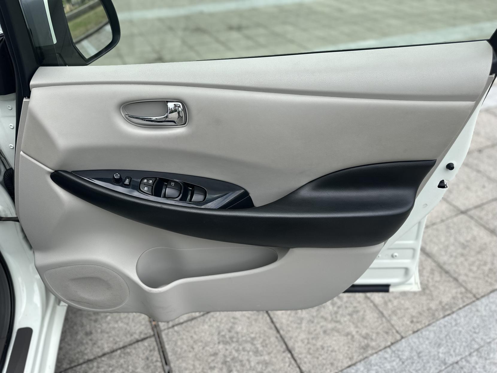 Nissan Leaf 24kWh Hatchback 5dr Electric Auto (107 bhp)