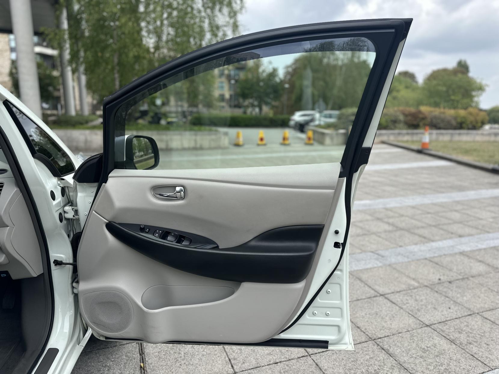 Nissan Leaf 24kWh Hatchback 5dr Electric Auto (107 bhp)
