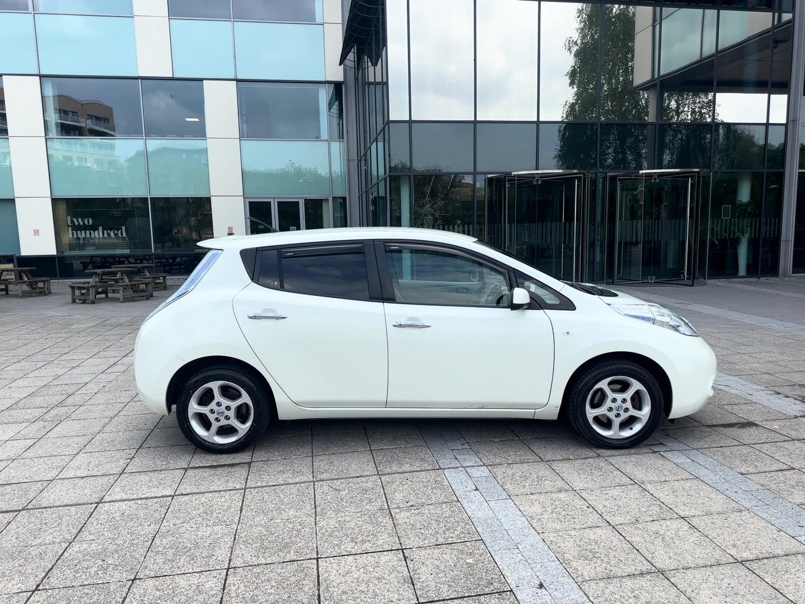 Nissan Leaf 24kWh Hatchback 5dr Electric Auto (107 bhp)
