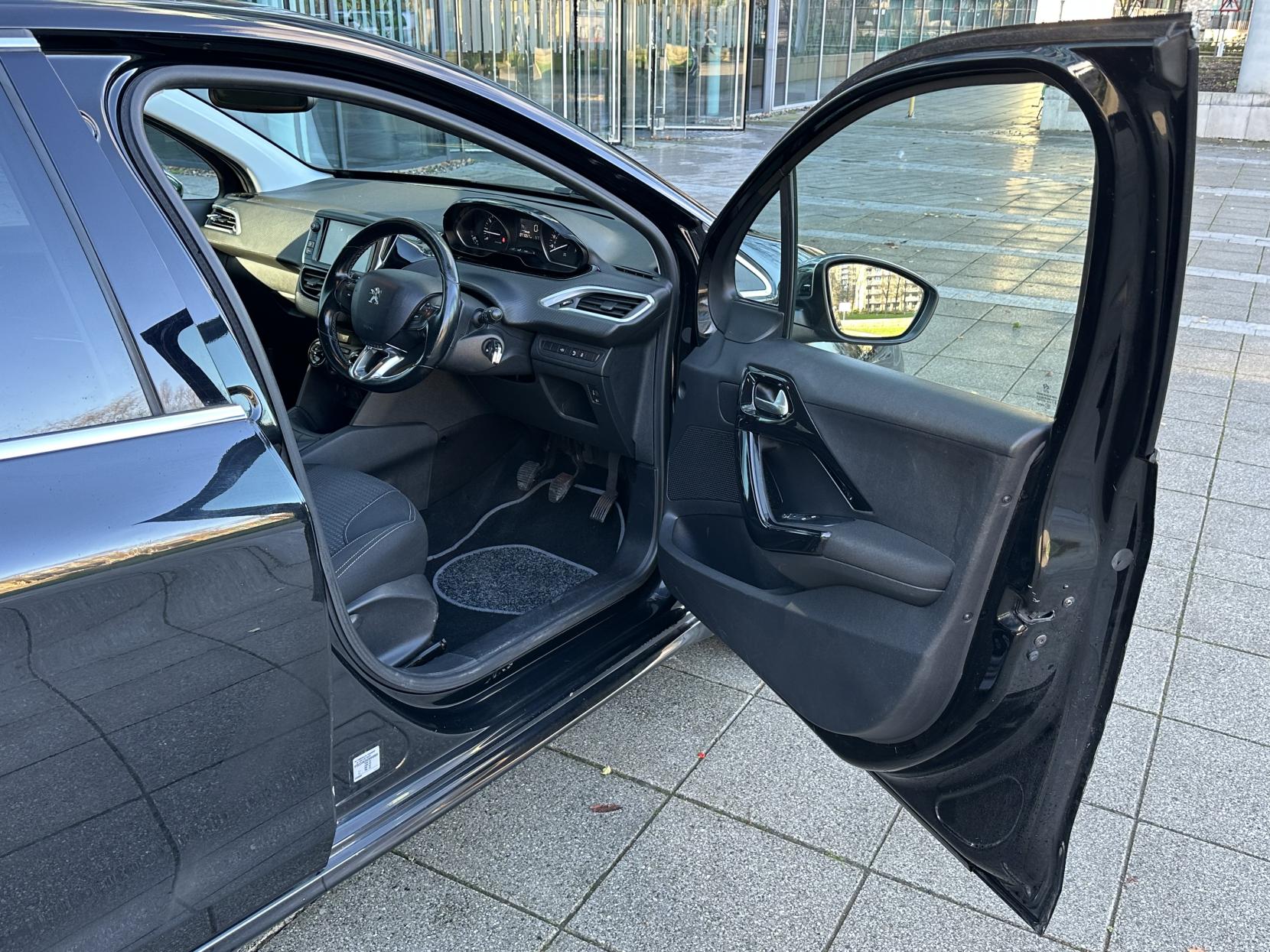 Peugeot 208 1.2 PureTech Allure Hatchback 5dr Petrol Manual Euro 6 (82 ps)