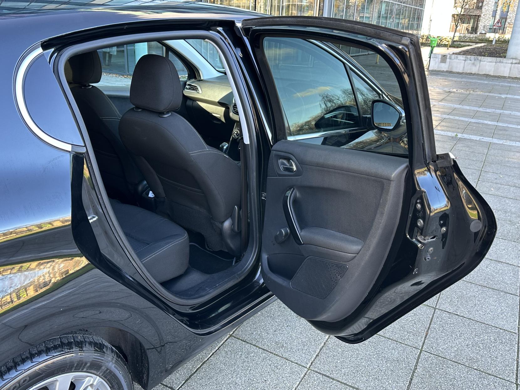 Peugeot 208 1.2 PureTech Allure Hatchback 5dr Petrol Manual Euro 6 (82 ps)