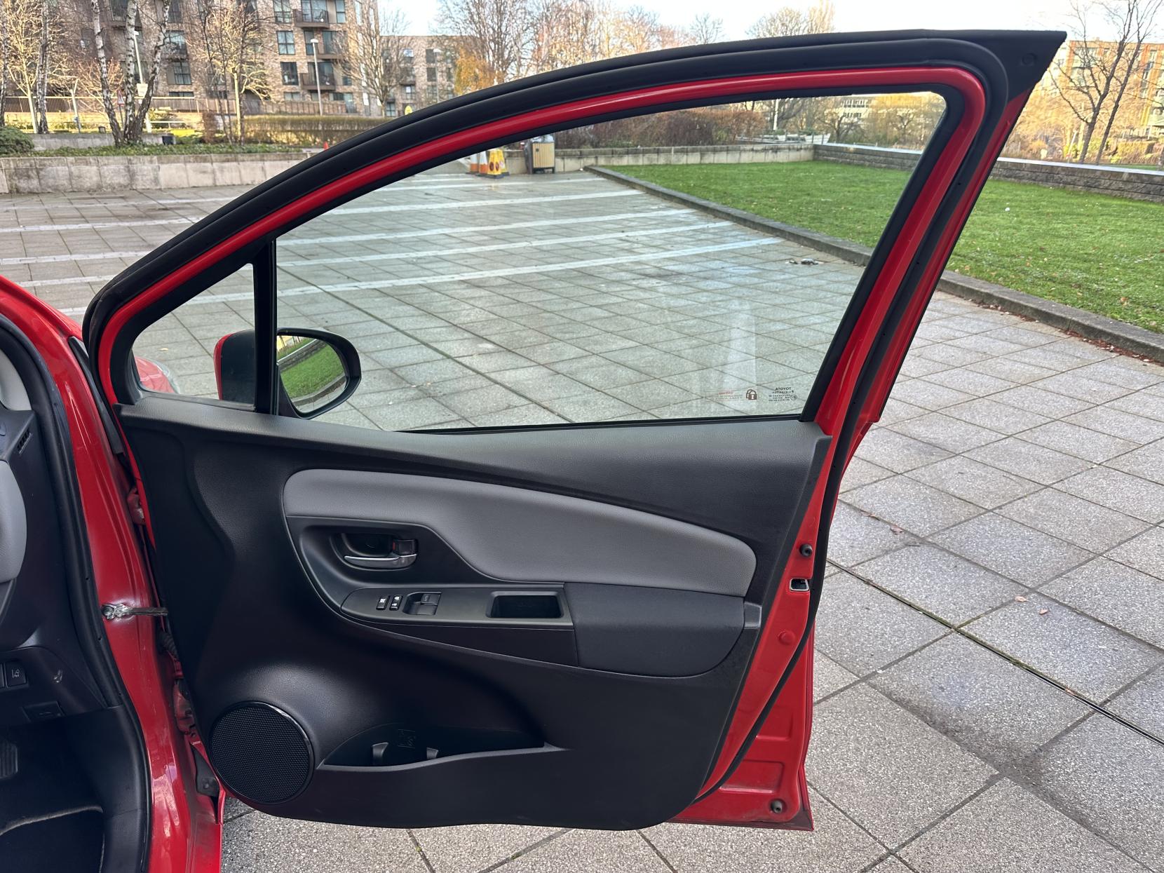 Toyota Yaris 1.5 VVT-h Icon Hatchback 5dr Petrol Hybrid E-CVT Euro 6 (s/s) (100 ps)