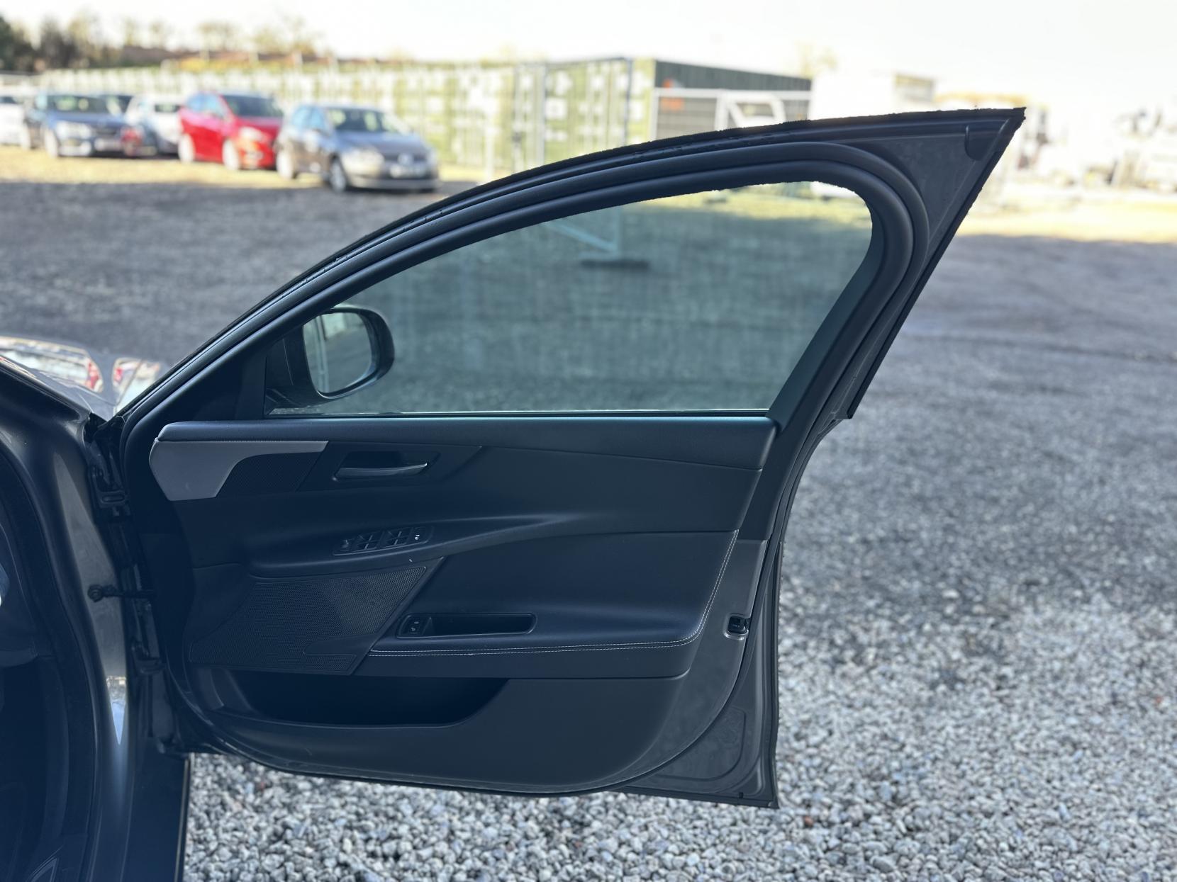 Jaguar XE 2.0d R-Sport Saloon 4dr Diesel Auto Euro 6 (s/s) (180 ps)