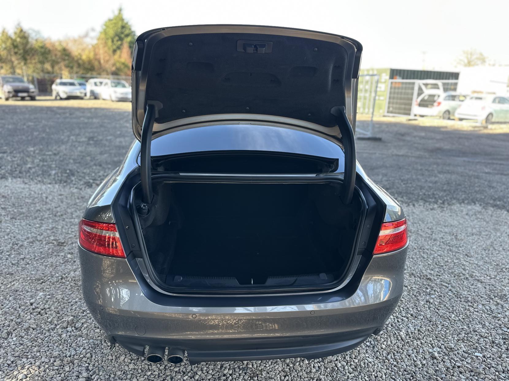 Jaguar XE 2.0d R-Sport Saloon 4dr Diesel Auto Euro 6 (s/s) (180 ps)