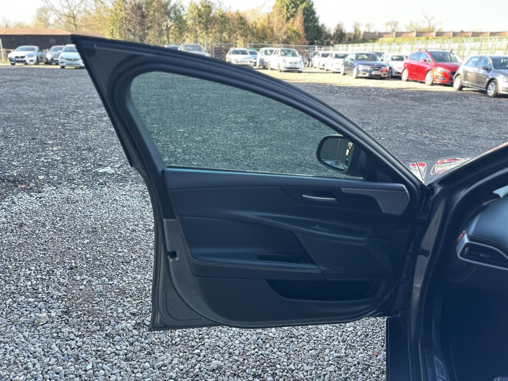 Jaguar XE 2.0d R-Sport Saloon 4dr Diesel Auto Euro 6 (s/s) (180 ps)