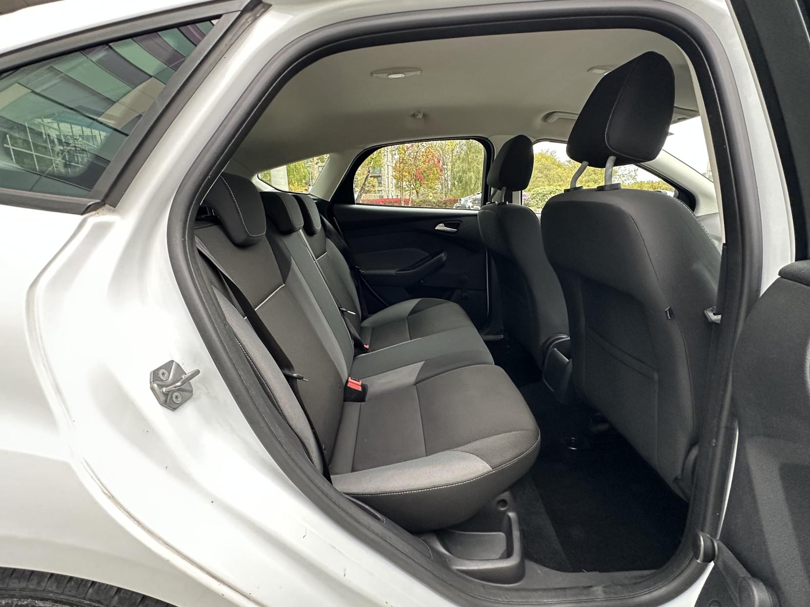 Ford Focus 1.6 Edge Hatchback 5dr Petrol Powershift Euro 5 (125 ps)