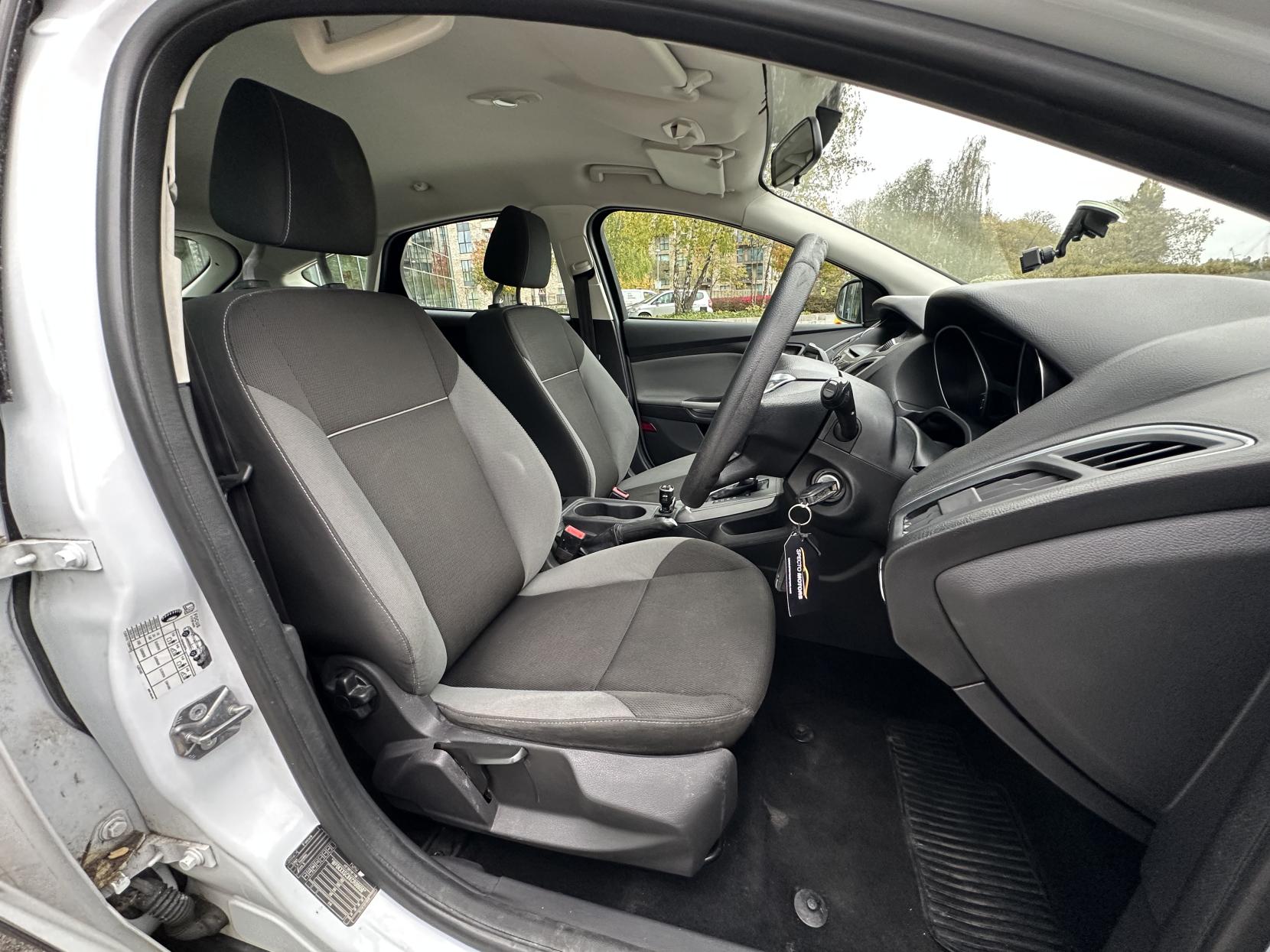 Ford Focus 1.6 Edge Hatchback 5dr Petrol Powershift Euro 5 (125 ps)