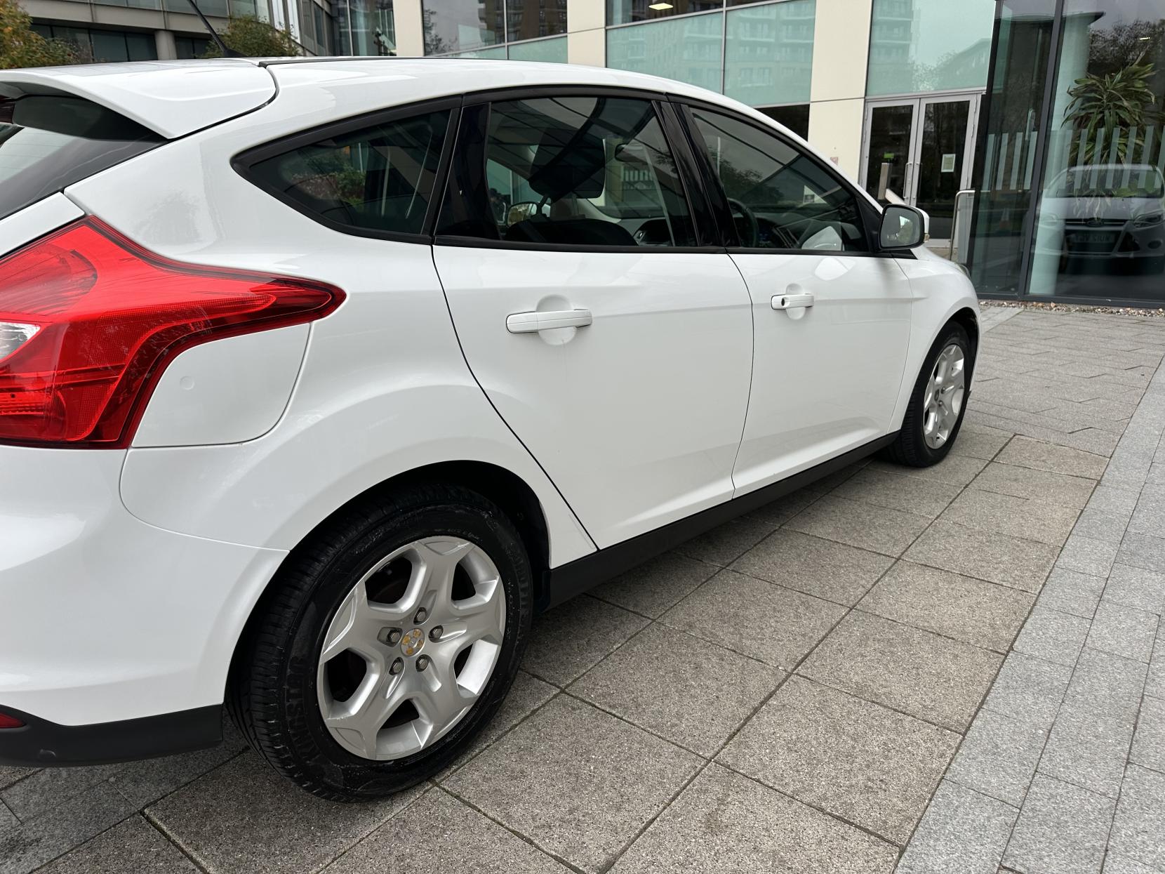 Ford Focus 1.6 Edge Hatchback 5dr Petrol Powershift Euro 5 (125 ps)