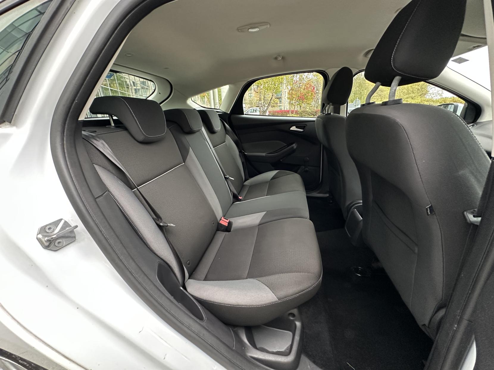 Ford Focus 1.6 Edge Hatchback 5dr Petrol Powershift Euro 5 (125 ps)
