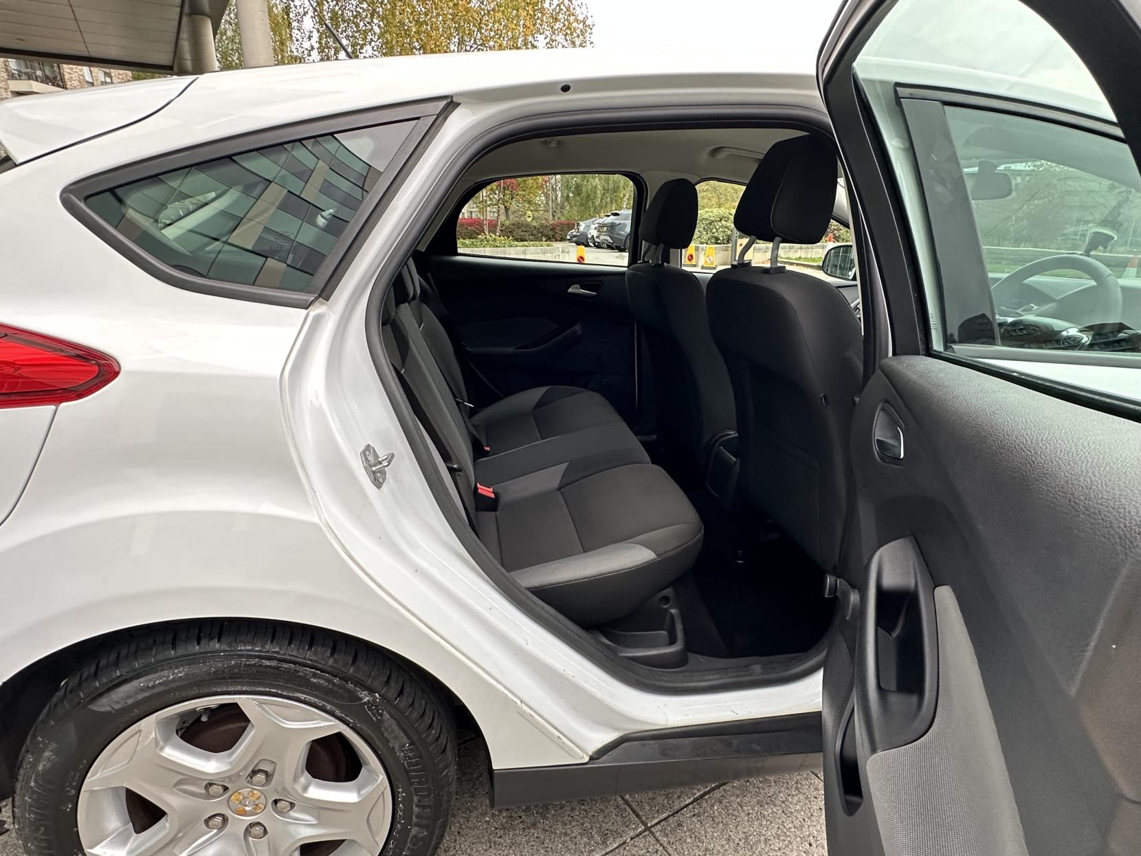 Ford Focus 1.6 Edge Hatchback 5dr Petrol Powershift Euro 5 (125 ps)