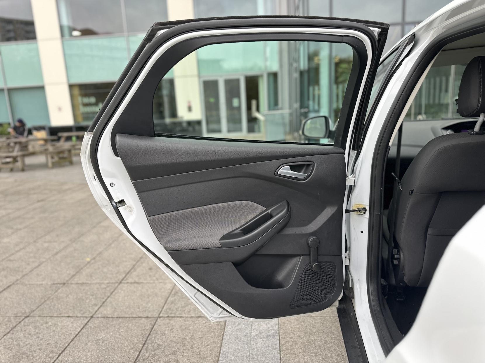 Ford Focus 1.6 Edge Hatchback 5dr Petrol Powershift Euro 5 (125 ps)