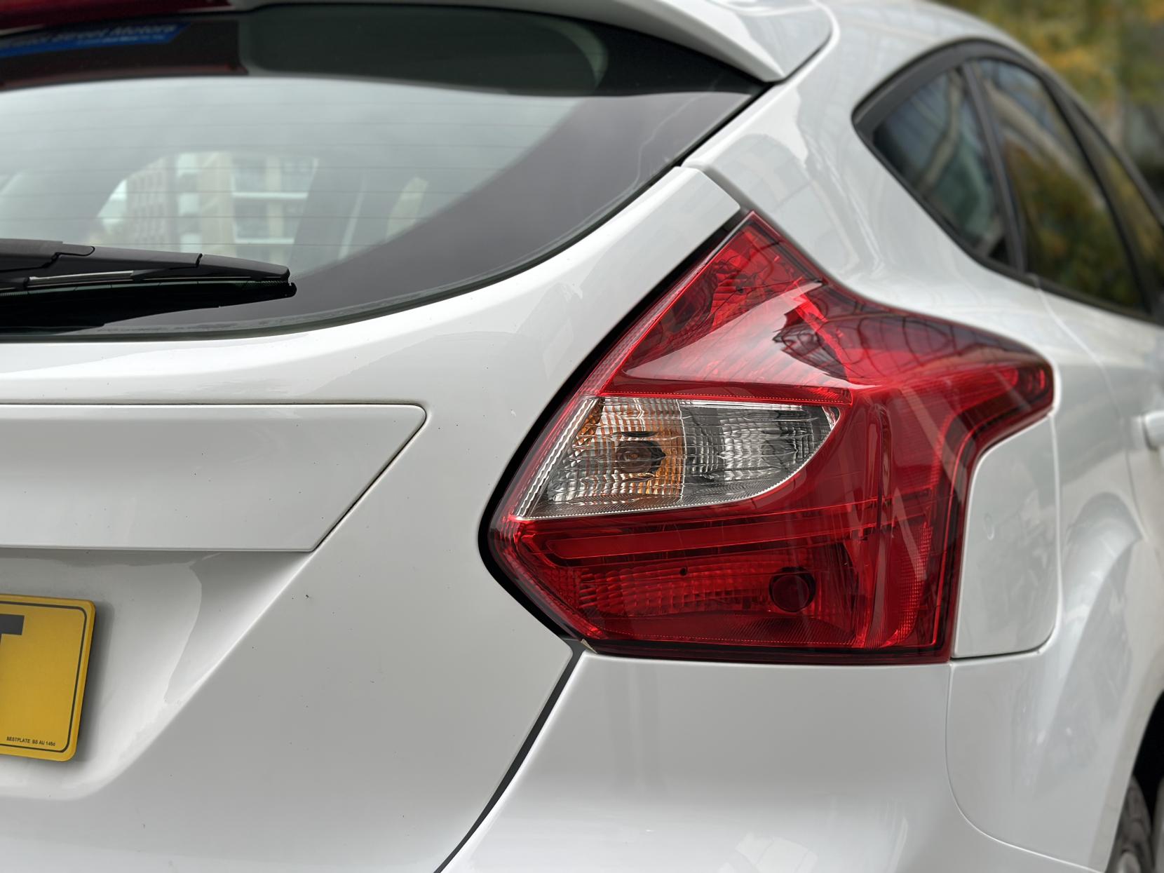 Ford Focus 1.6 Edge Hatchback 5dr Petrol Powershift Euro 5 (125 ps)