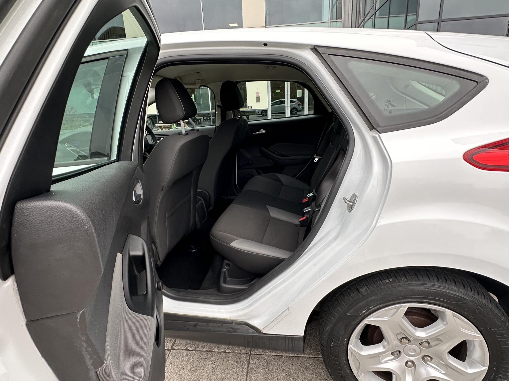 Ford Focus 1.6 Edge Hatchback 5dr Petrol Powershift Euro 5 (125 ps)
