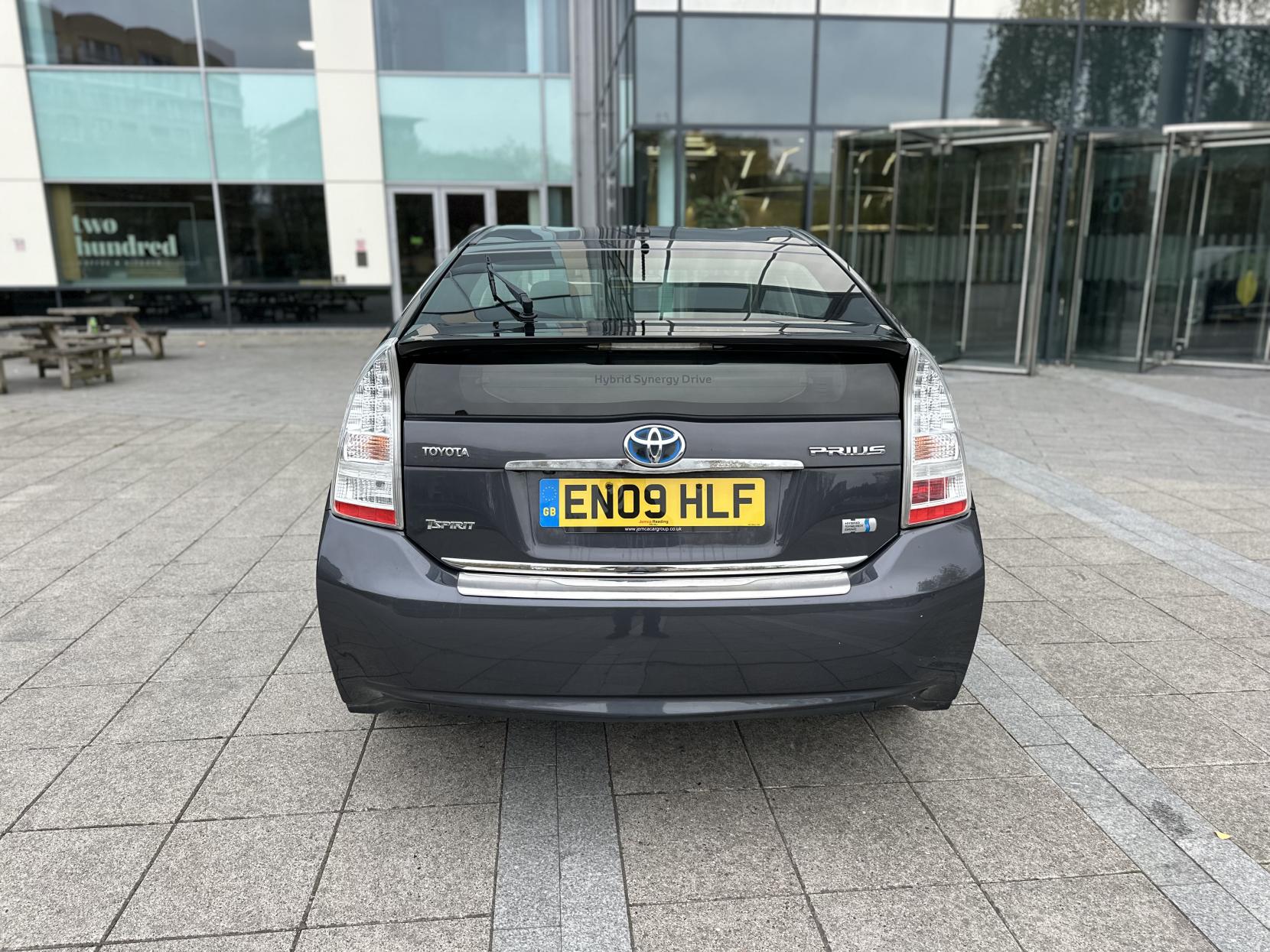 Toyota Prius 1.8 VVT-h T Spirit Hatchback 5dr Petrol Hybrid CVT Euro 5 (s/s) (136 ps)
