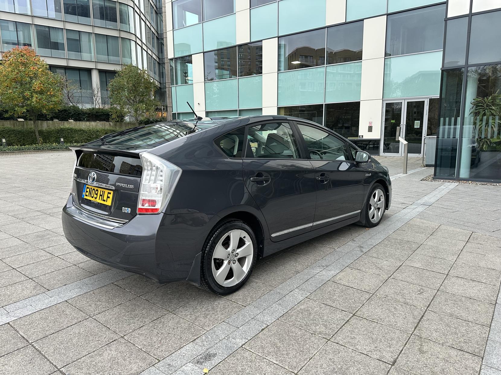Toyota Prius 1.8 VVT-h T Spirit Hatchback 5dr Petrol Hybrid CVT Euro 5 (s/s) (136 ps)