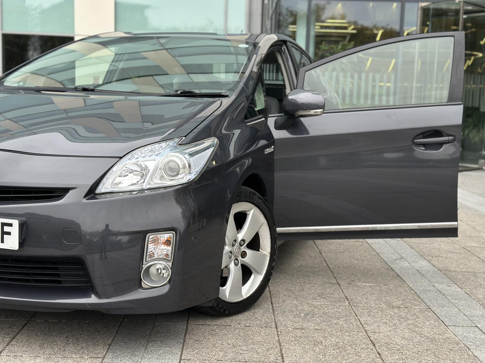 Toyota Prius 1.8 VVT-h T Spirit Hatchback 5dr Petrol Hybrid CVT Euro 5 (s/s) (136 ps)
